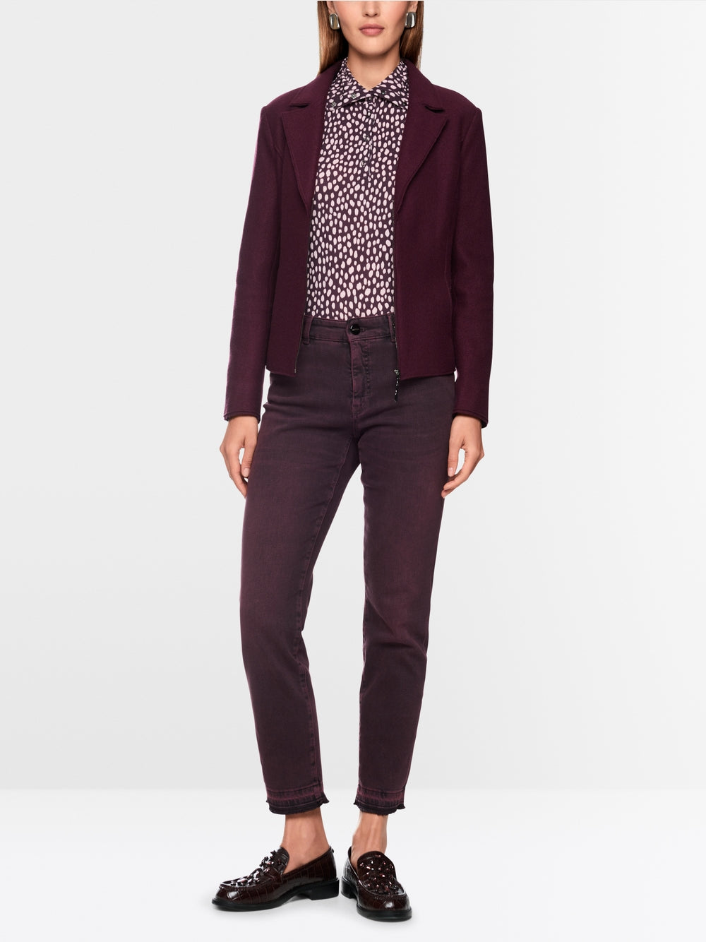 ג'ינס SILEA בגזרה צרה (Slim fit) באורך קצר ועם מכפלת פתוחה. הם עשויים תערובת חומרים איכותית ומציעים נוחות מעולה והתאמה מושלמת. לולאת החגורה בחזית מעוטרת באבנים דקורטיביות.עיצוב בגזרה צמודה, מכפלת פתוחה, ולולאת חגורה עם אבנים דקורטיביות.הרכב: 98% כותנה, 2% אלסטןהדוגמנית בגובה 1.79 ולובשת מידה 3 של מארק קיין
