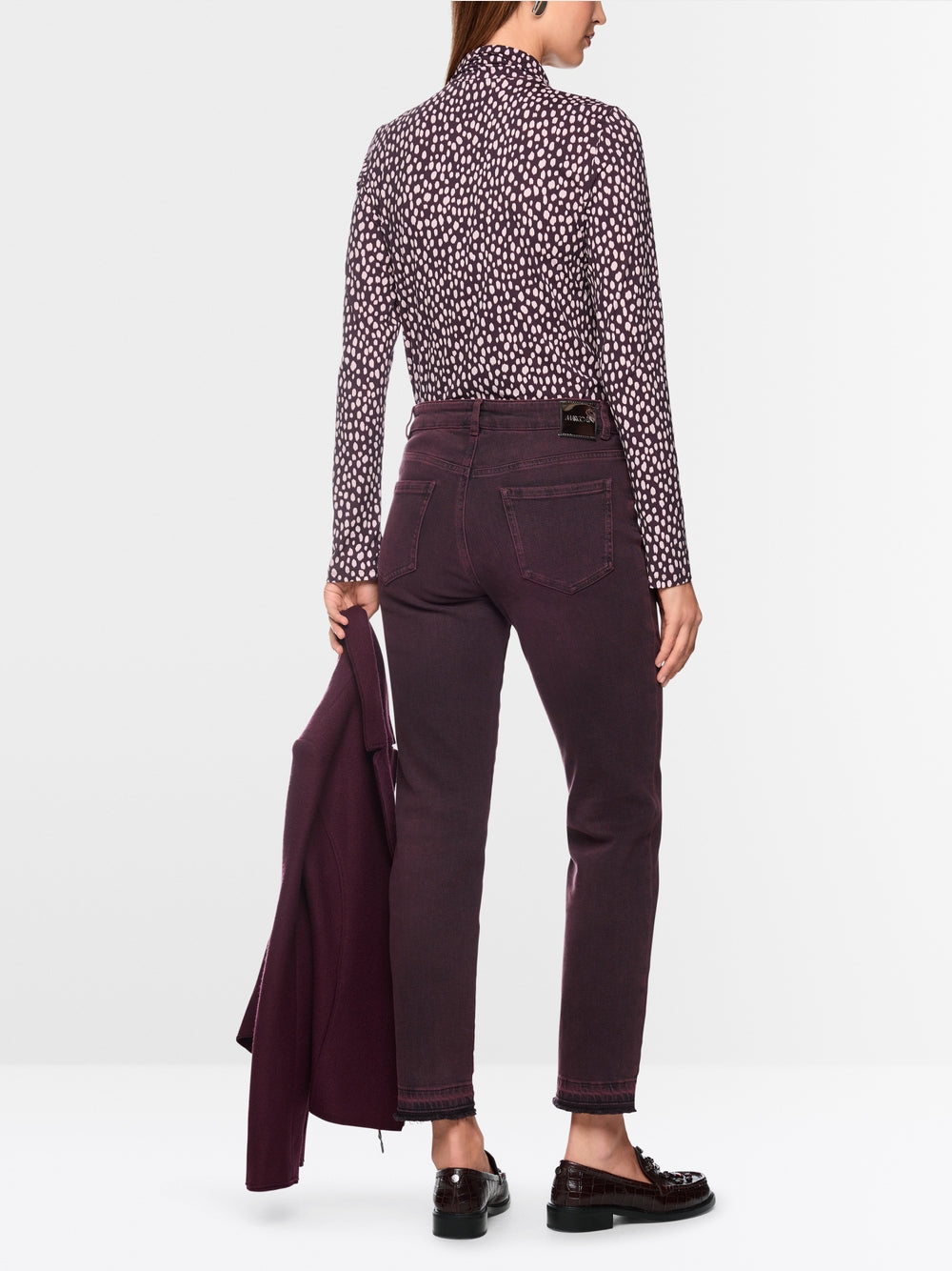 ג'ינס SILEA בגזרה צרה (Slim fit) באורך קצר ועם מכפלת פתוחה. הם עשויים תערובת חומרים איכותית ומציעים נוחות מעולה והתאמה מושלמת. לולאת החגורה בחזית מעוטרת באבנים דקורטיביות.עיצוב בגזרה צמודה, מכפלת פתוחה, ולולאת חגורה עם אבנים דקורטיביות.הרכב: 98% כותנה, 2% אלסטןהדוגמנית בגובה 1.79 ולובשת מידה 3 של מארק קיין