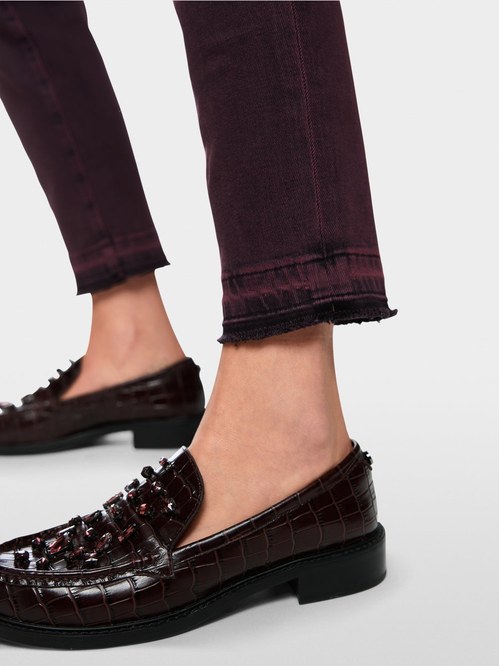 ג'ינס SILEA בגזרה צרה (Slim fit) באורך קצר ועם מכפלת פתוחה. הם עשויים תערובת חומרים איכותית ומציעים נוחות מעולה והתאמה מושלמת. לולאת החגורה בחזית מעוטרת באבנים דקורטיביות.עיצוב בגזרה צמודה, מכפלת פתוחה, ולולאת חגורה עם אבנים דקורטיביות.הרכב: 98% כותנה, 2% אלסטןהדוגמנית בגובה 1.79 ולובשת מידה 3 של מארק קיין