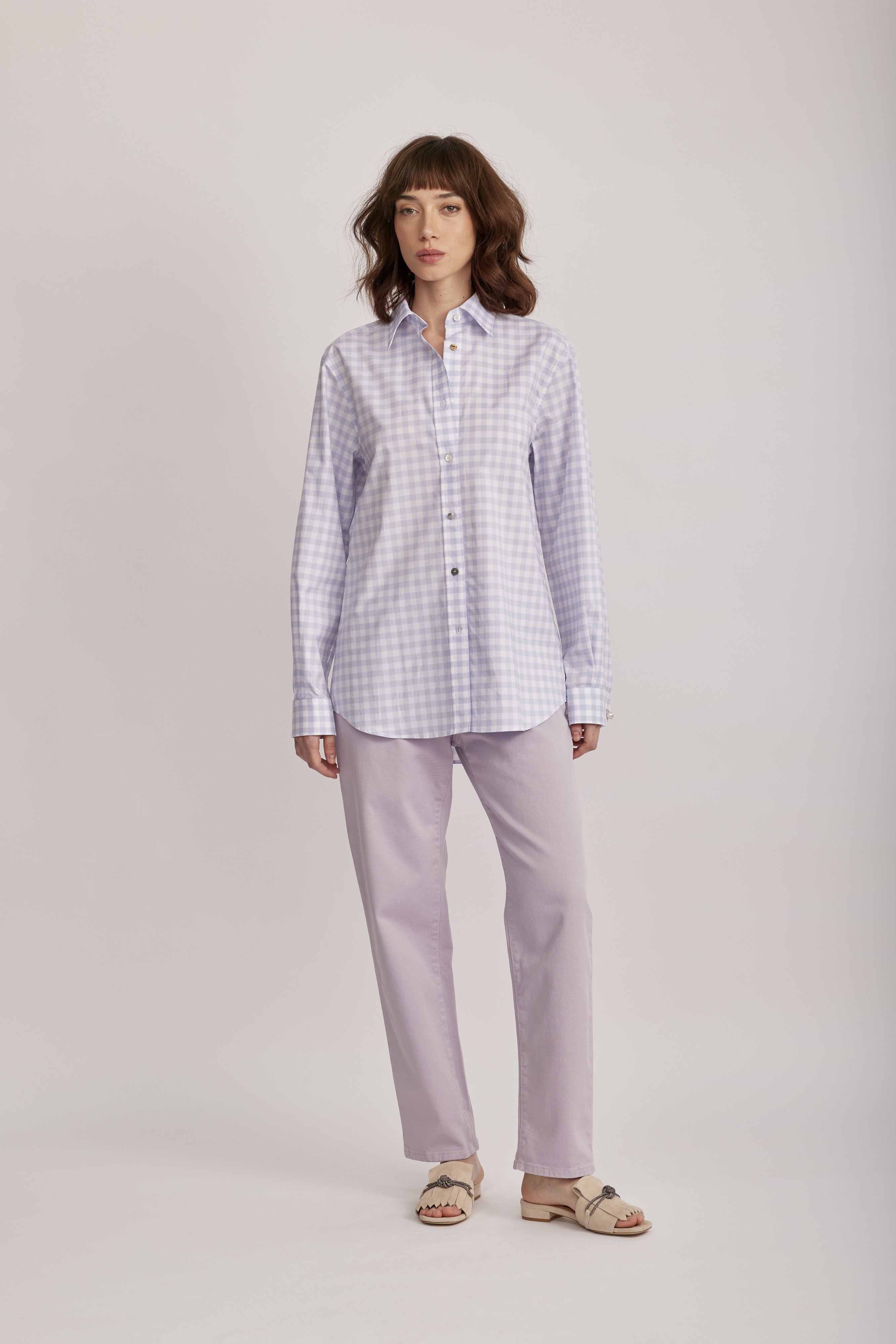 חולצה מכופתרת מליין MOSCHINO JEANS של המותג האיטלקי מוסקינו.גזרה משוחררת, עם צווארון קלאסי, ושרוולים ארוכים בסיומת חפתים מכופתרים, בדוגמת משבצות בגווני סגול ולבן.הרכב: 100% כותנההדוגמנית בגובה 1.75 ולובשת מידה 40 של MOSCHINO