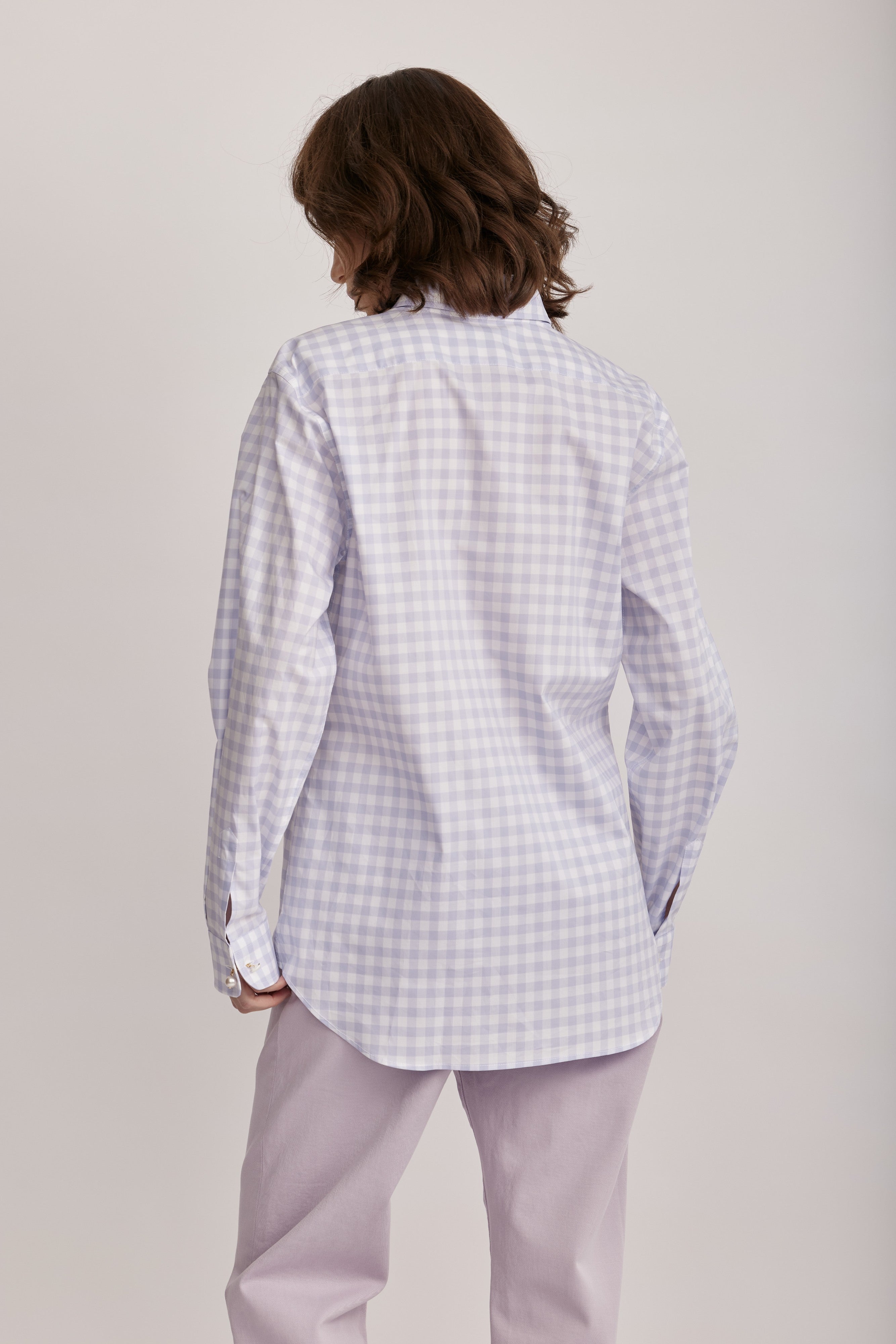 חולצה מכופתרת מליין MOSCHINO JEANS של המותג האיטלקי מוסקינו.גזרה משוחררת, עם צווארון קלאסי, ושרוולים ארוכים בסיומת חפתים מכופתרים, בדוגמת משבצות בגווני סגול ולבן.הרכב: 100% כותנההדוגמנית בגובה 1.75 ולובשת מידה 40 של MOSCHINO