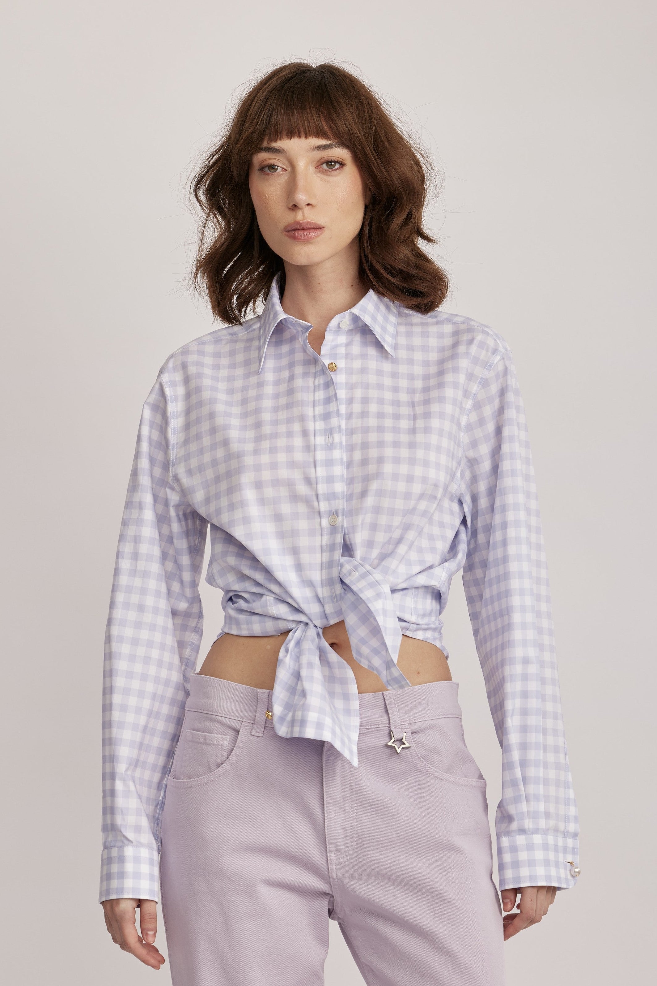 חולצה מכופתרת מליין MOSCHINO JEANS של המותג האיטלקי מוסקינו.גזרה משוחררת, עם צווארון קלאסי, ושרוולים ארוכים בסיומת חפתים מכופתרים, בדוגמת משבצות בגווני סגול ולבן.הרכב: 100% כותנההדוגמנית בגובה 1.75 ולובשת מידה 40 של MOSCHINO