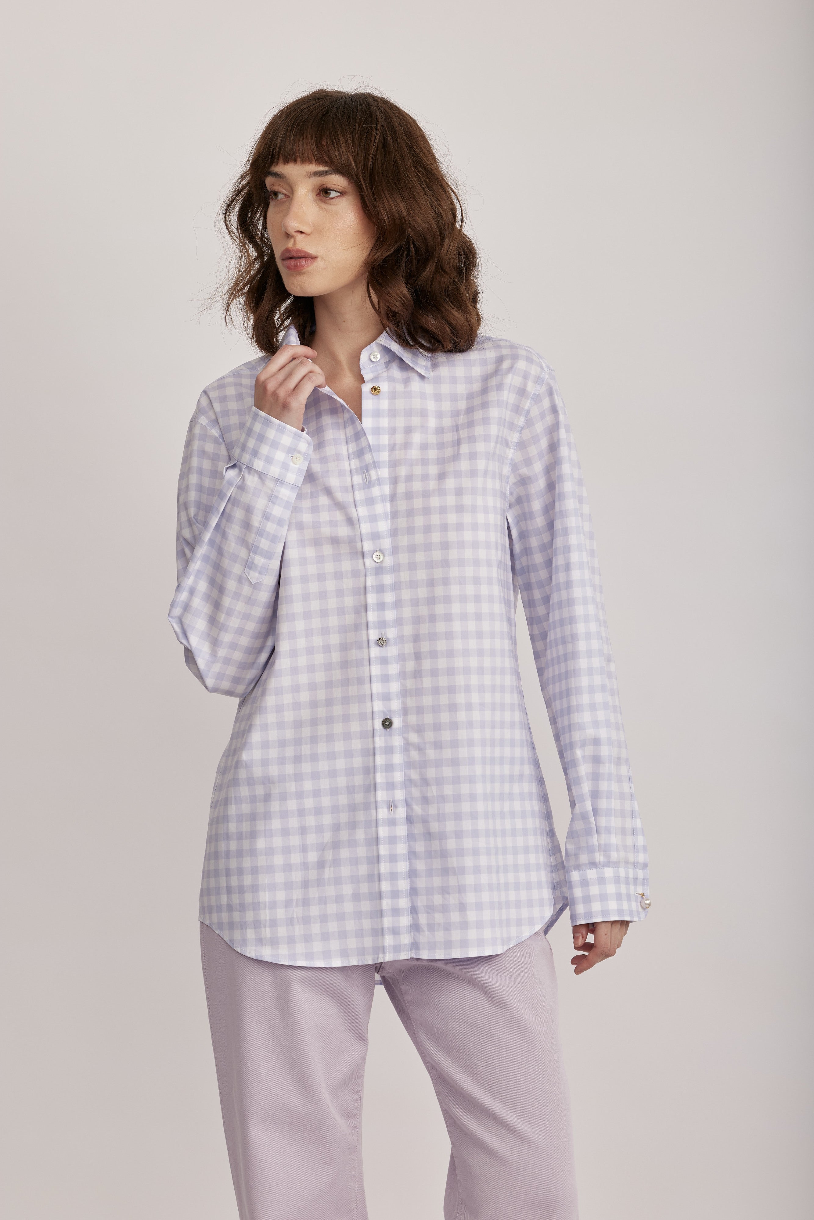 חולצה מכופתרת מליין MOSCHINO JEANS של המותג האיטלקי מוסקינו.גזרה משוחררת, עם צווארון קלאסי, ושרוולים ארוכים בסיומת חפתים מכופתרים, בדוגמת משבצות בגווני סגול ולבן.הרכב: 100% כותנההדוגמנית בגובה 1.75 ולובשת מידה 40 של MOSCHINO