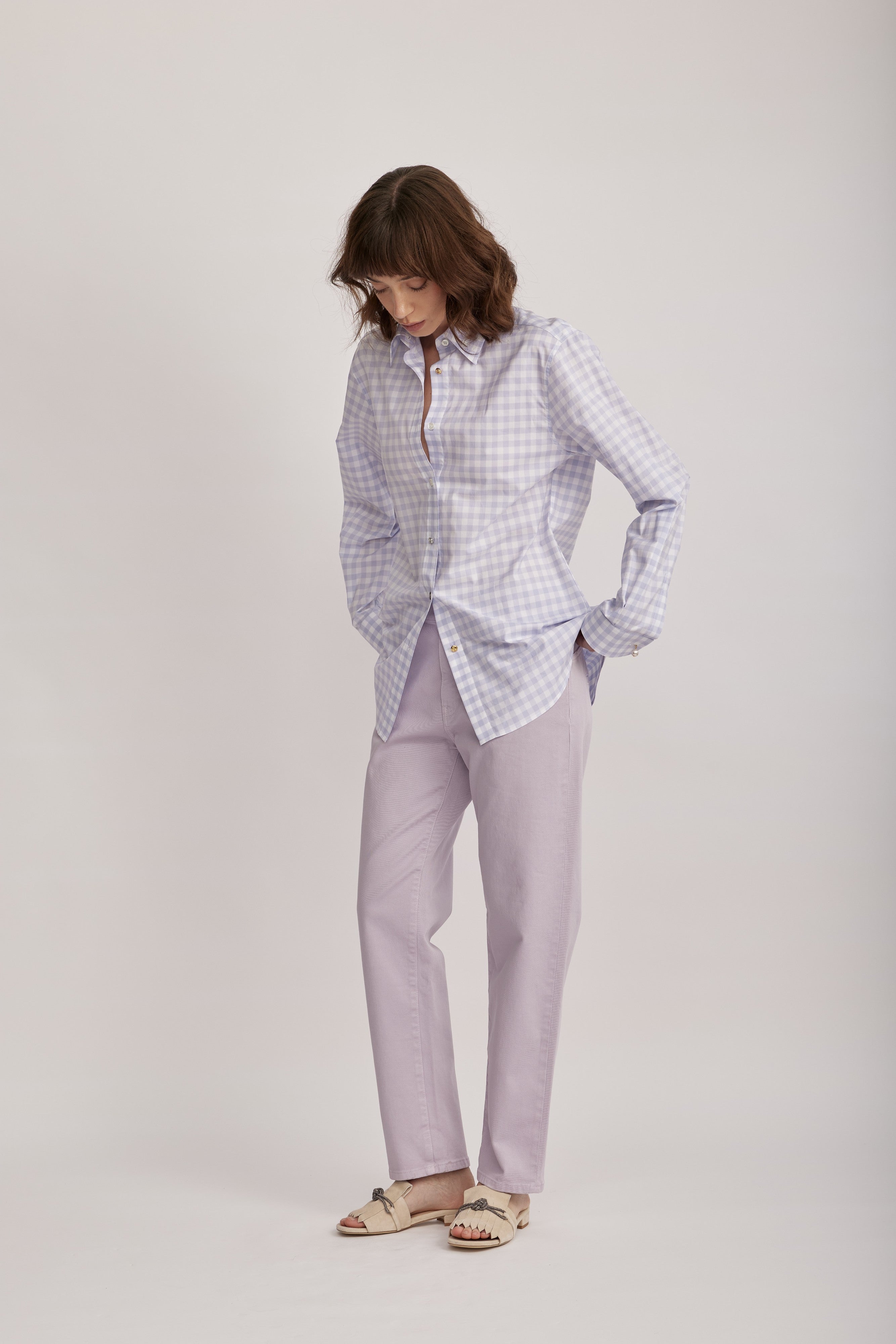 חולצה מכופתרת מליין MOSCHINO JEANS של המותג האיטלקי מוסקינו.גזרה משוחררת, עם צווארון קלאסי, ושרוולים ארוכים בסיומת חפתים מכופתרים, בדוגמת משבצות בגווני סגול ולבן.הרכב: 100% כותנההדוגמנית בגובה 1.75 ולובשת מידה 40 של MOSCHINO