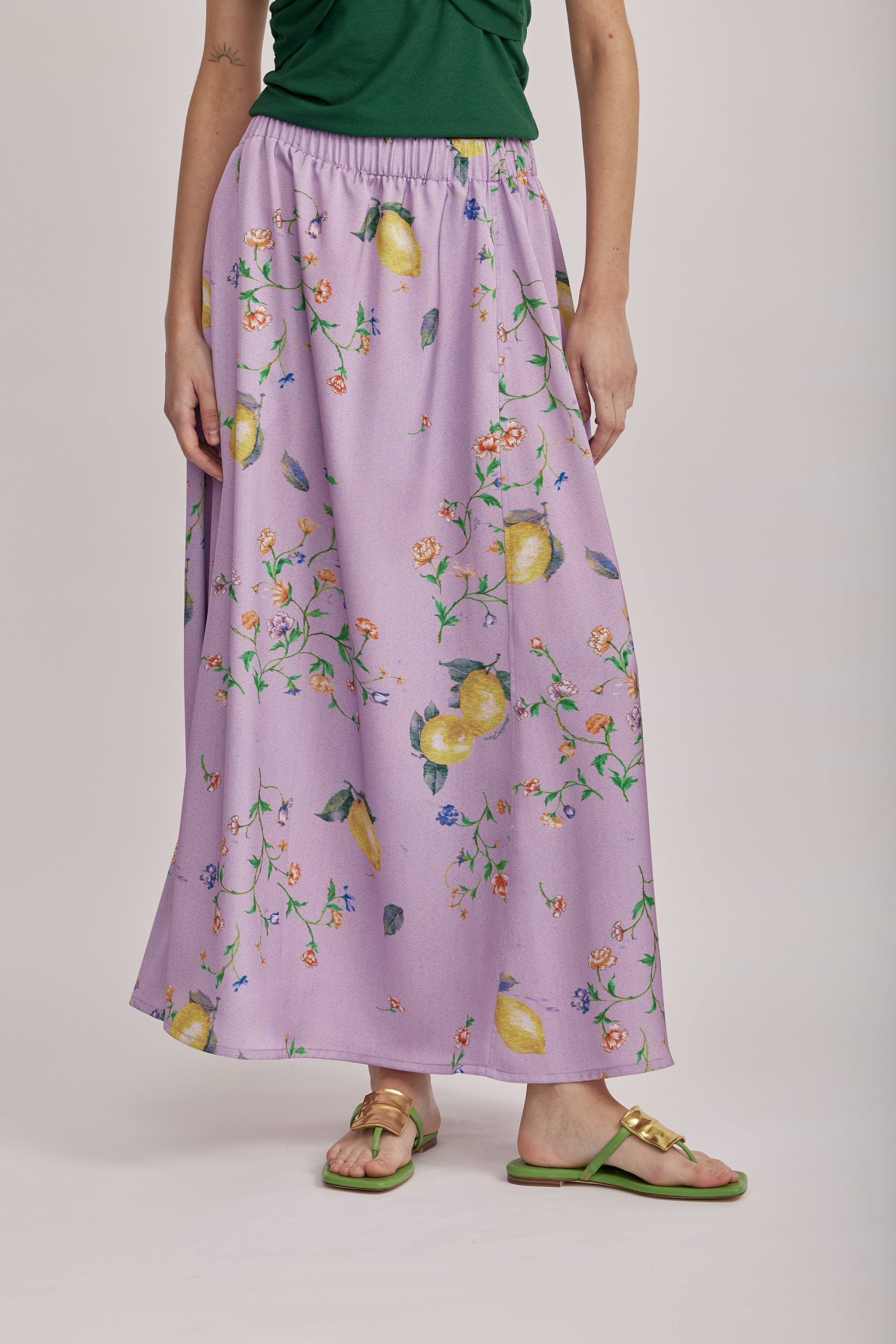 חצאית מליין MOSCHINO JEANS של המותג האיטלקי מוסקינו.אורך מקסי, בגזרה רחבה ונינוחה, עם גומי במותן. עשויה בד ג'רזי קליל בגוון סגול עם הדפס פרחוני.הרכב: 80% פוליאמיד, 20% אלסטןהדוגמנית בגובה 1.75 ולובשת מידה 40 של MOSCHINO