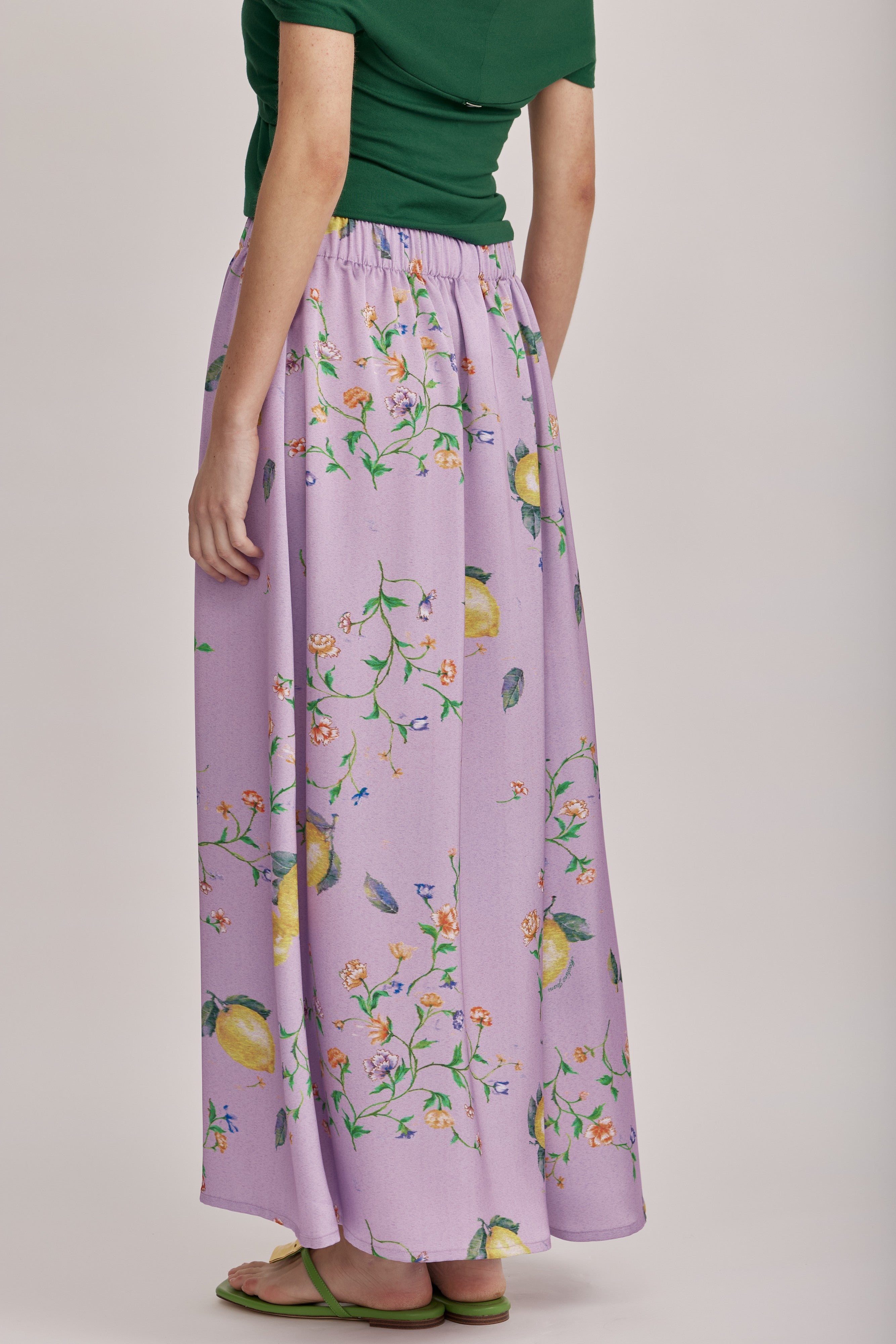 חצאית מליין MOSCHINO JEANS של המותג האיטלקי מוסקינו.אורך מקסי, בגזרה רחבה ונינוחה, עם גומי במותן. עשויה בד ג'רזי קליל בגוון סגול עם הדפס פרחוני.הרכב: 80% פוליאמיד, 20% אלסטןהדוגמנית בגובה 1.75 ולובשת מידה 40 של MOSCHINO