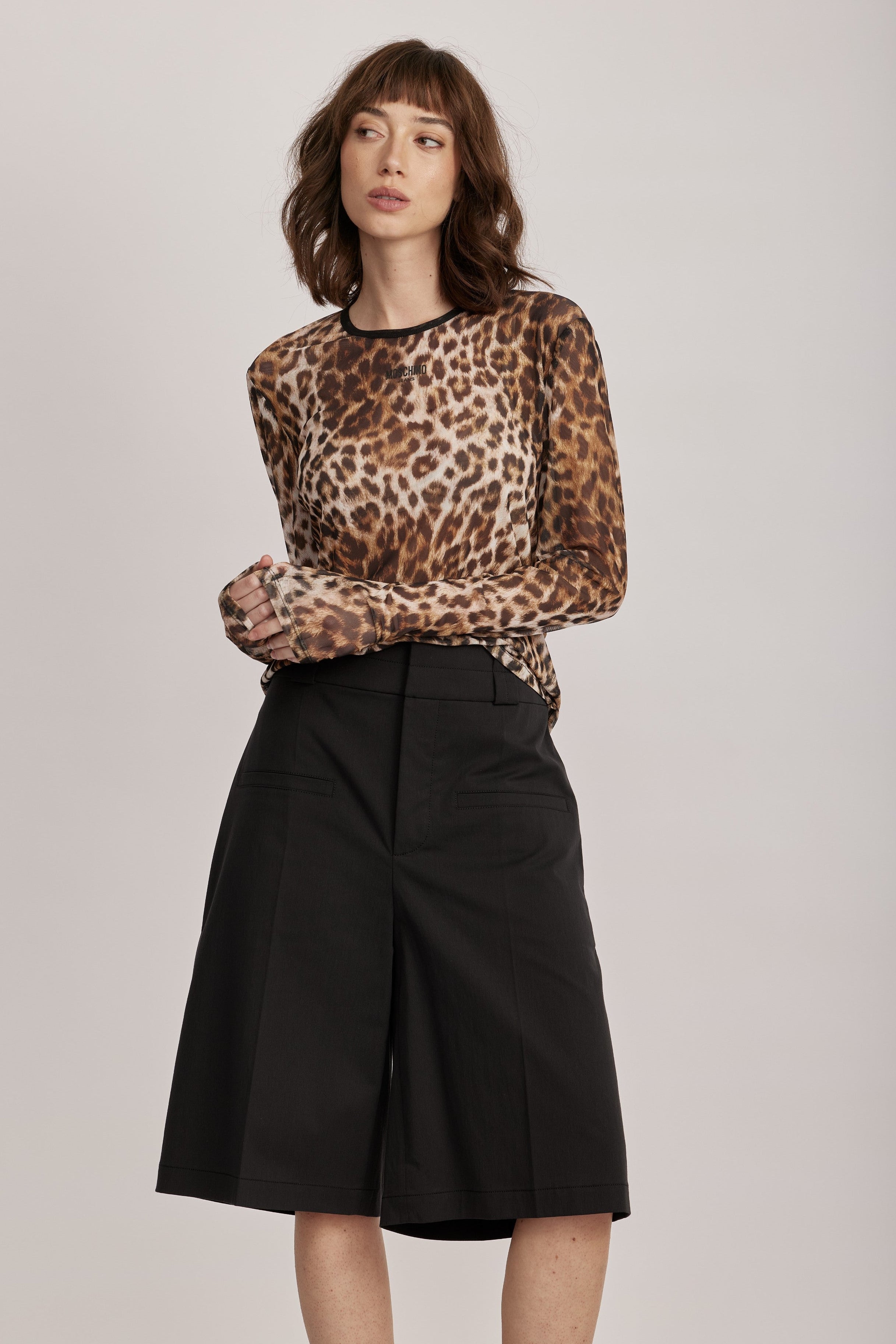 מכנסי ברמודה מליין MOSCHINO JEANS של המותג האיטלקי מוסקינו.גזרה מתרחבת באורך הברך, בצללית A, עם קפלים מודגשים, לולאות לחגורה, וסגירה באמצעות וו ורוכסן נסתר.הרכב: 61% כותנה, 36% פוליאמיד, 3% אלסטןהדוגמנית בגובה 1.75 ולובשת מידה 40 של MOSCHINO