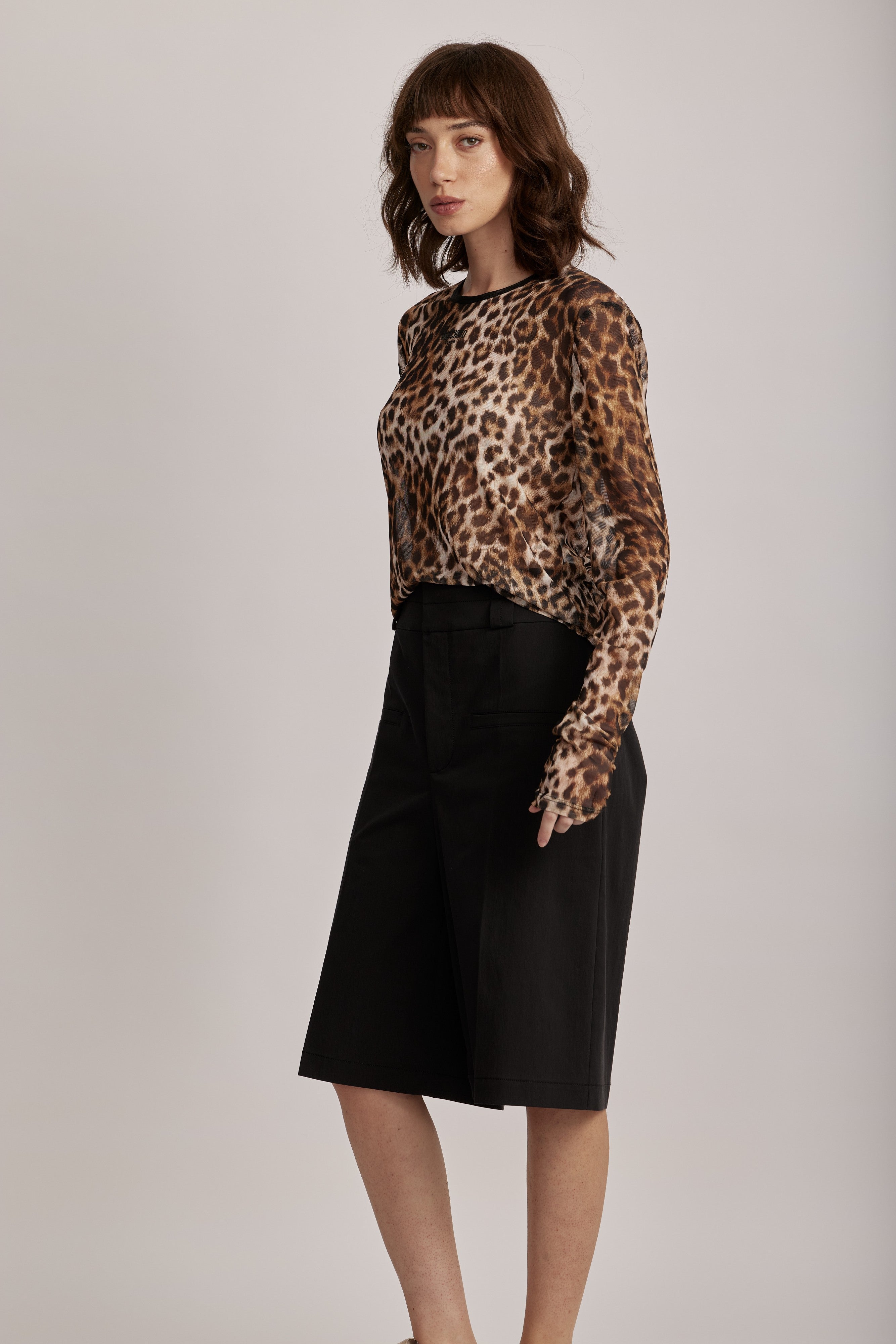 מכנסי ברמודה מליין MOSCHINO JEANS של המותג האיטלקי מוסקינו.גזרה מתרחבת באורך הברך, בצללית A, עם קפלים מודגשים, לולאות לחגורה, וסגירה באמצעות וו ורוכסן נסתר.הרכב: 61% כותנה, 36% פוליאמיד, 3% אלסטןהדוגמנית בגובה 1.75 ולובשת מידה 40 של MOSCHINO