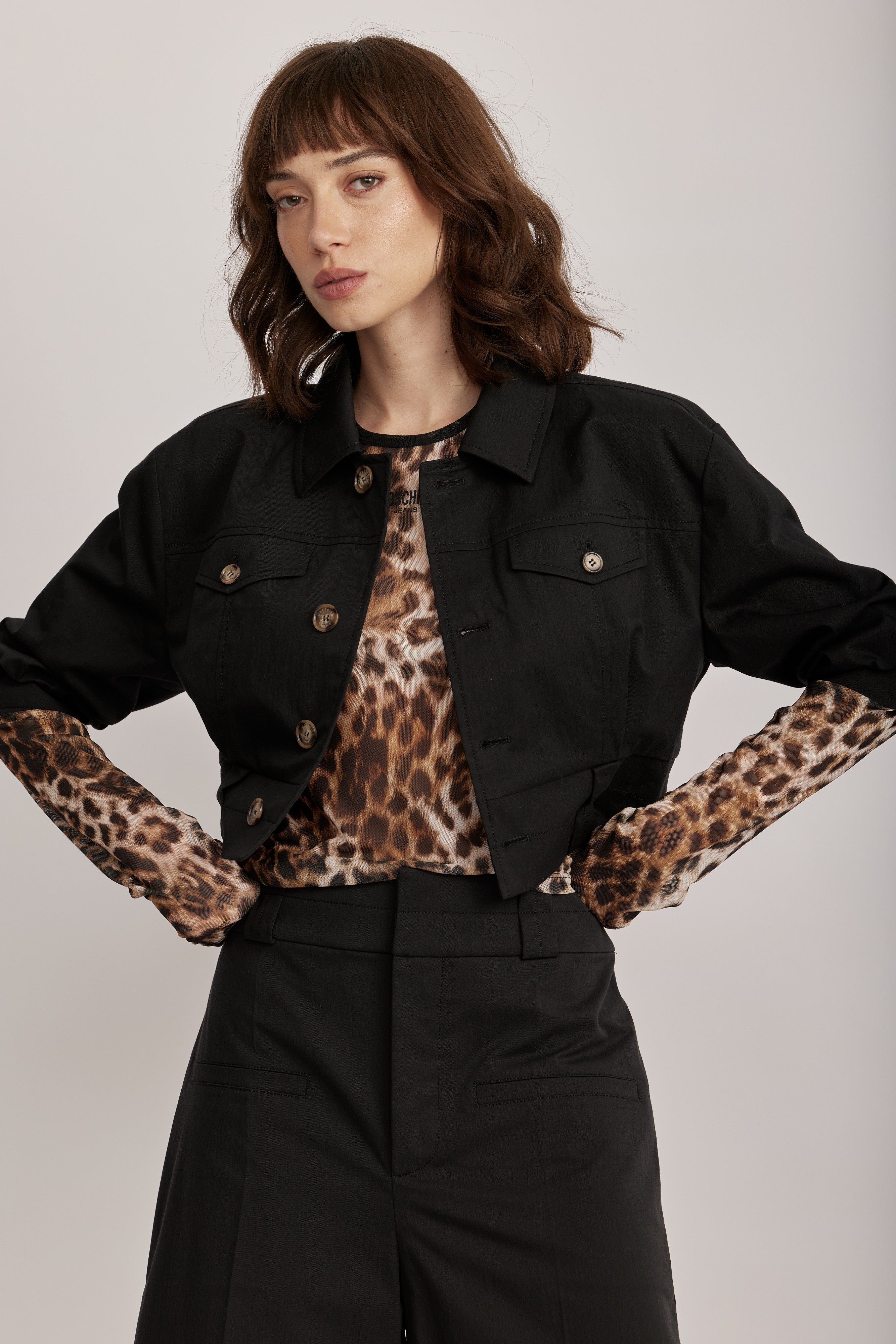 ז'קט מליין MOSCHINO JEANS של המותג האיטלקי מוסקינו.גזרת קרופ קצרה, שרוולים תפוחים באורך המרפק, צווארון קלאסי, וסגירת כפתורים מעוצבים עם לוגו המותג.הרכב: 61% כותנה, 36% פוליאמיד, 3% אלסטןהדוגמנית בגובה 1.75 ולובשת מידה 40 של MOSCHINO