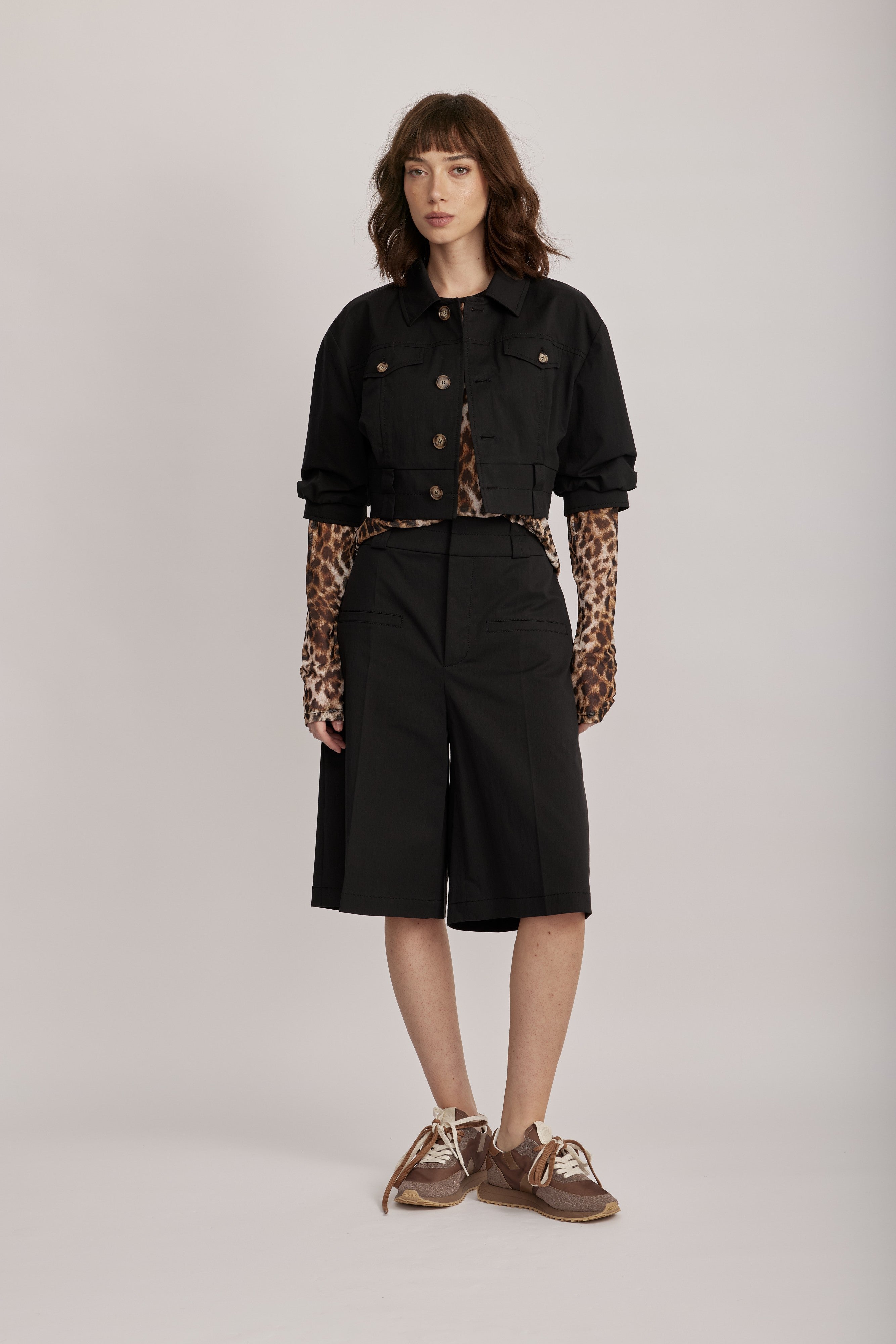 ז'קט מליין MOSCHINO JEANS של המותג האיטלקי מוסקינו.גזרת קרופ קצרה, שרוולים תפוחים באורך המרפק, צווארון קלאסי, וסגירת כפתורים מעוצבים עם לוגו המותג.הרכב: 61% כותנה, 36% פוליאמיד, 3% אלסטןהדוגמנית בגובה 1.75 ולובשת מידה 40 של MOSCHINO