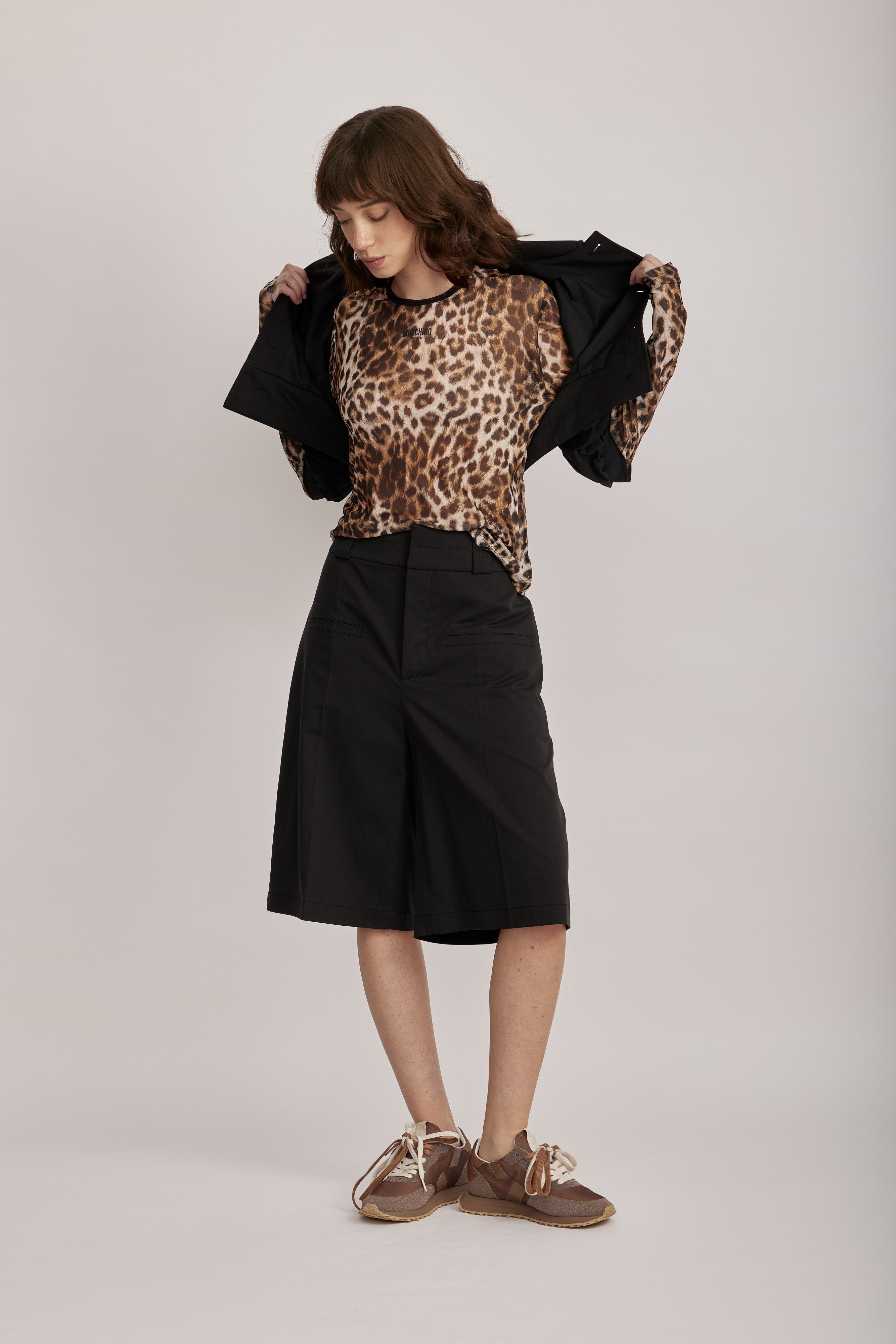 חולצה מליין MOSCHINO JEANS של המותג האיטלקי מוסקינו.החולצה עשויה בד רשת שקפקף בהדפס מנומר, גזרה צמודה לגוף, עם שרוולים ארוכים וצווארון עגול. לוגו המותג מוטבע בחזית.הרכב: 95% פוליאסטר, 5% אלסטןהדוגמנית בגובה 1.75 ולובשת מידה 42 של MOSCHINO