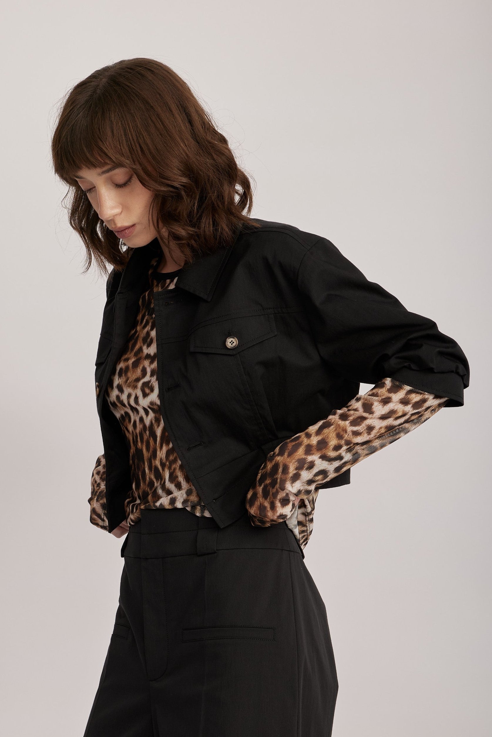 ז'קט מליין MOSCHINO JEANS של המותג האיטלקי מוסקינו.גזרת קרופ קצרה, שרוולים תפוחים באורך המרפק, צווארון קלאסי, וסגירת כפתורים מעוצבים עם לוגו המותג.הרכב: 61% כותנה, 36% פוליאמיד, 3% אלסטןהדוגמנית בגובה 1.75 ולובשת מידה 40 של MOSCHINO