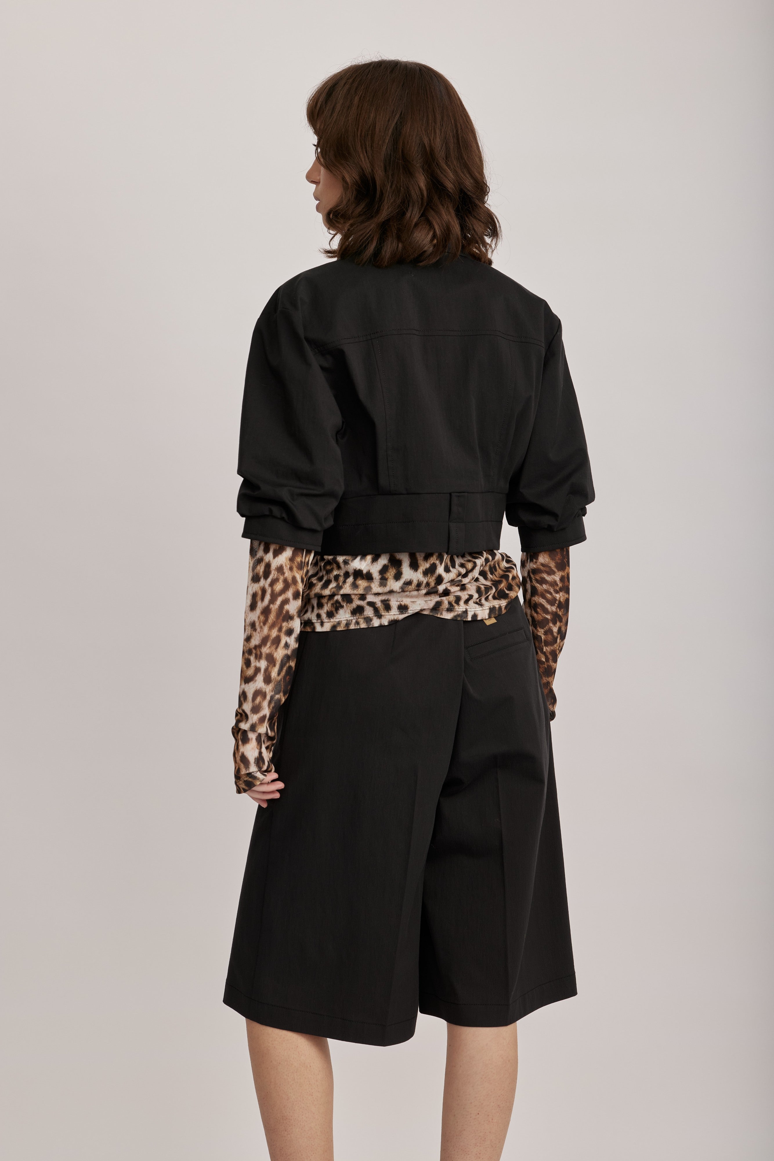 ז'קט מליין MOSCHINO JEANS של המותג האיטלקי מוסקינו.גזרת קרופ קצרה, שרוולים תפוחים באורך המרפק, צווארון קלאסי, וסגירת כפתורים מעוצבים עם לוגו המותג.הרכב: 61% כותנה, 36% פוליאמיד, 3% אלסטןהדוגמנית בגובה 1.75 ולובשת מידה 40 של MOSCHINO