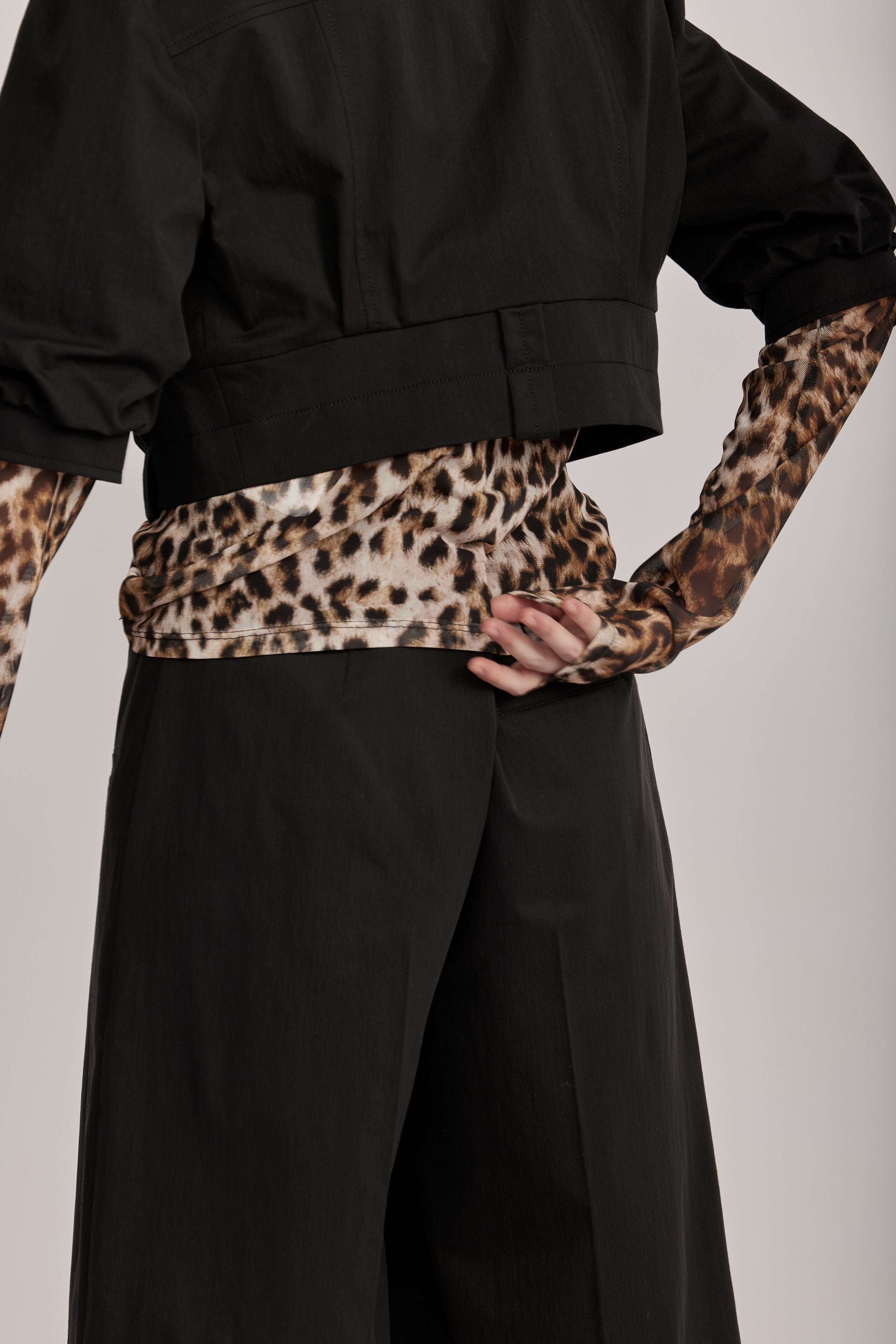 ז'קט מליין MOSCHINO JEANS של המותג האיטלקי מוסקינו.גזרת קרופ קצרה, שרוולים תפוחים באורך המרפק, צווארון קלאסי, וסגירת כפתורים מעוצבים עם לוגו המותג.הרכב: 61% כותנה, 36% פוליאמיד, 3% אלסטןהדוגמנית בגובה 1.75 ולובשת מידה 40 של MOSCHINO