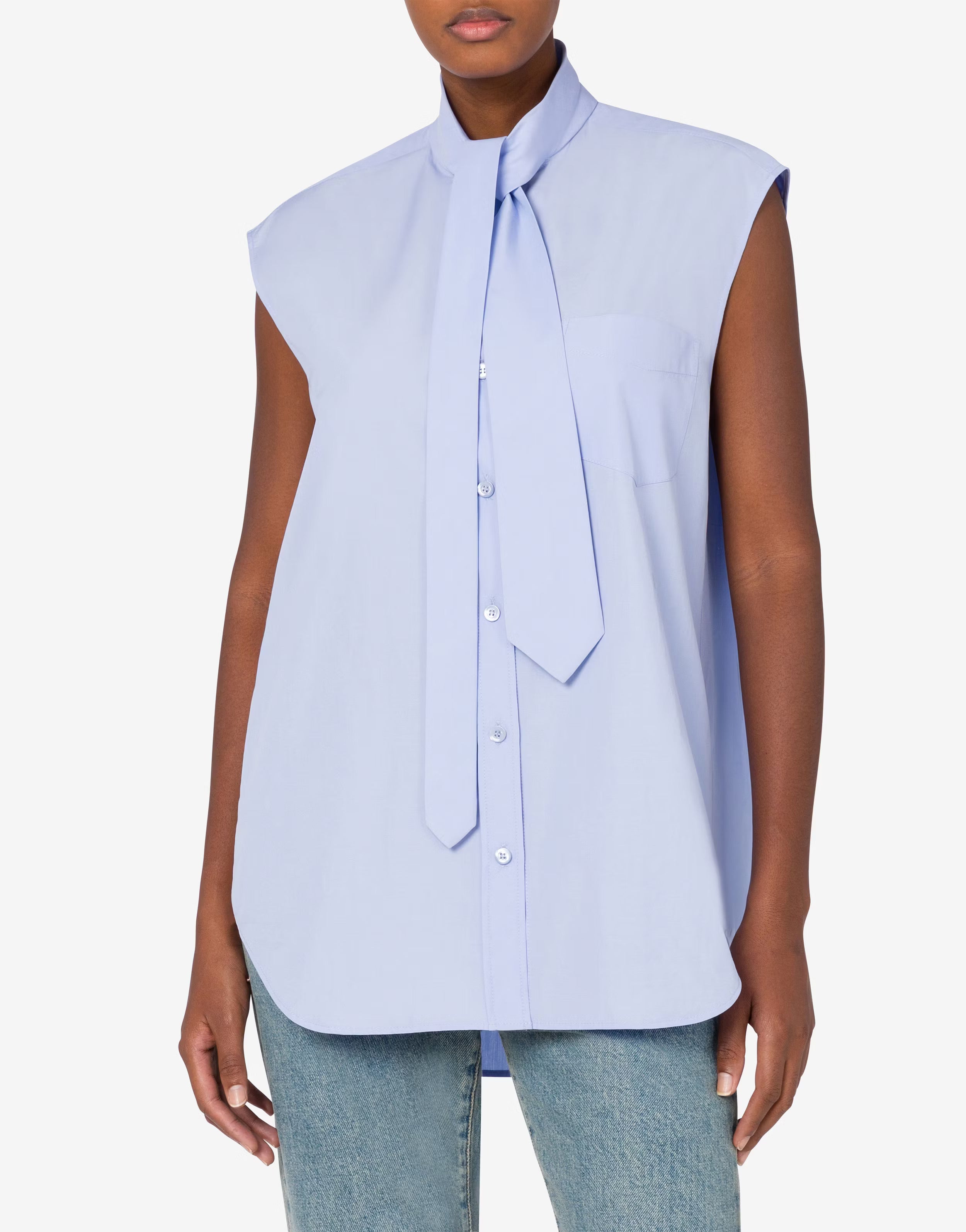 גופייה מכופתרת עם צווארון קשירההרכב: 100% כותנההדוגמנית בגובה 1.76 ולובשת מידה 40 איטלקית