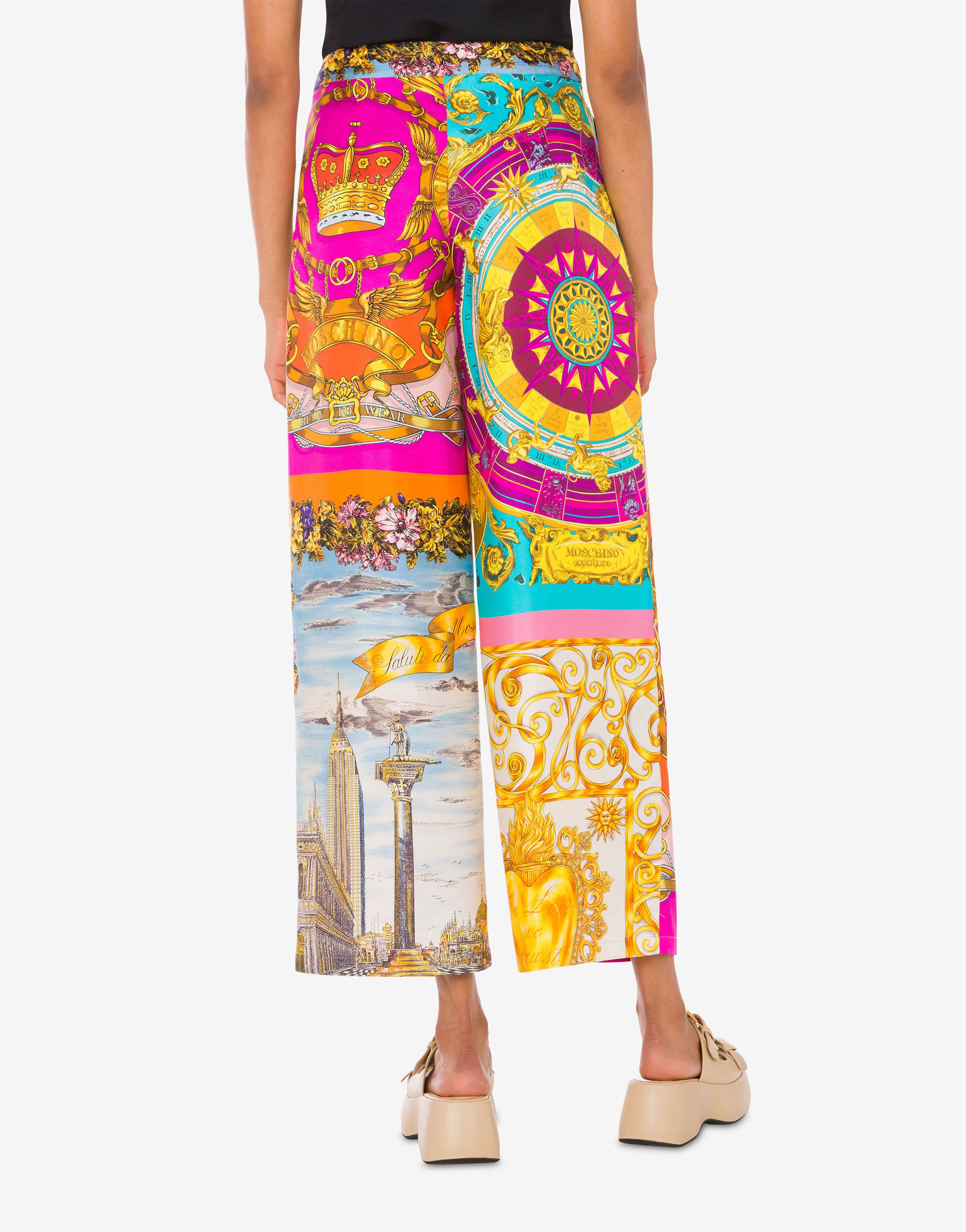 מכנסי משי עם הדפס צבעוני מקולקציית MOSCHINO COUTUREהרכב: 100% משי; בטנה: 60% אצטט, 40% קופרוהדוגמנית בגובה 1.78 ולובשת מידה 42 איטלקית