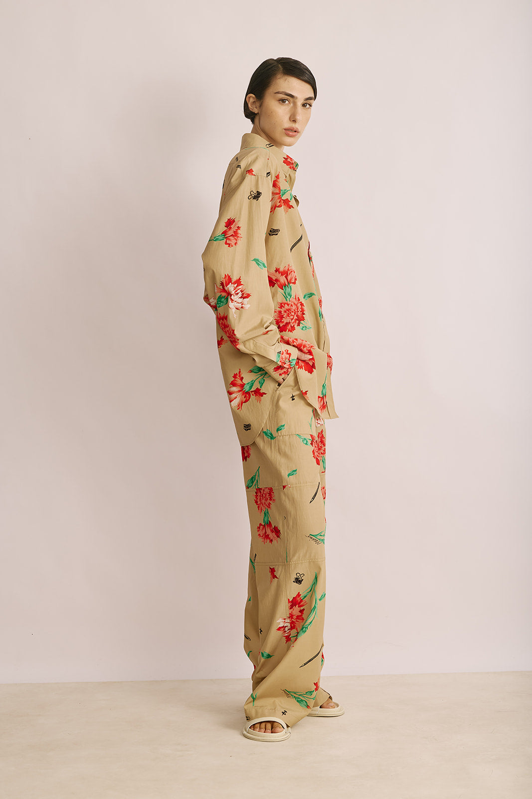 מכנסיים מחוייטים בגזרה מתרחבת עם הדפס פרחיםהרכב: 67% קופרו, 33% כותנההדוגמנית בגובה 1.78 ולובשת מידה 40 של MOSCHINO