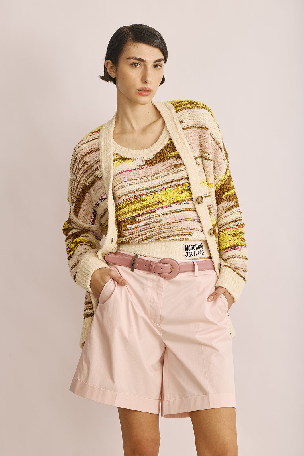 מכנסי כותנה קצרים הרכב: 97% כותנה, 3% אלסטןהדוגמנית בגובה 1.78 ולובשת מידה 42 של PESERICO