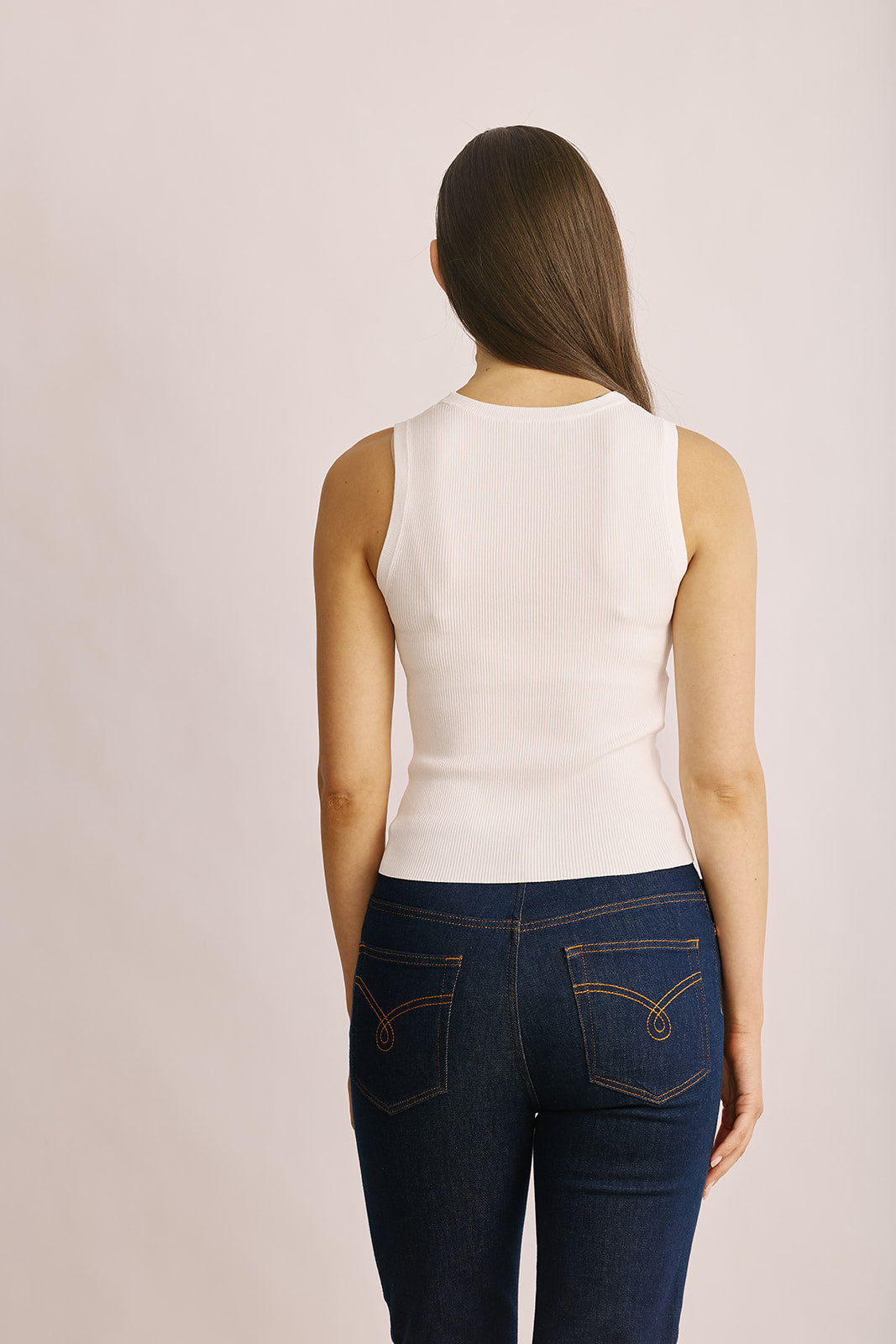 גופיית סריג עם הדפס מונוגרםהרכב: 83% ויסקוזה, 17% פוליאסטרהדוגמנית בגובה 1.80 ולובשת מידה S של MOSCHINO