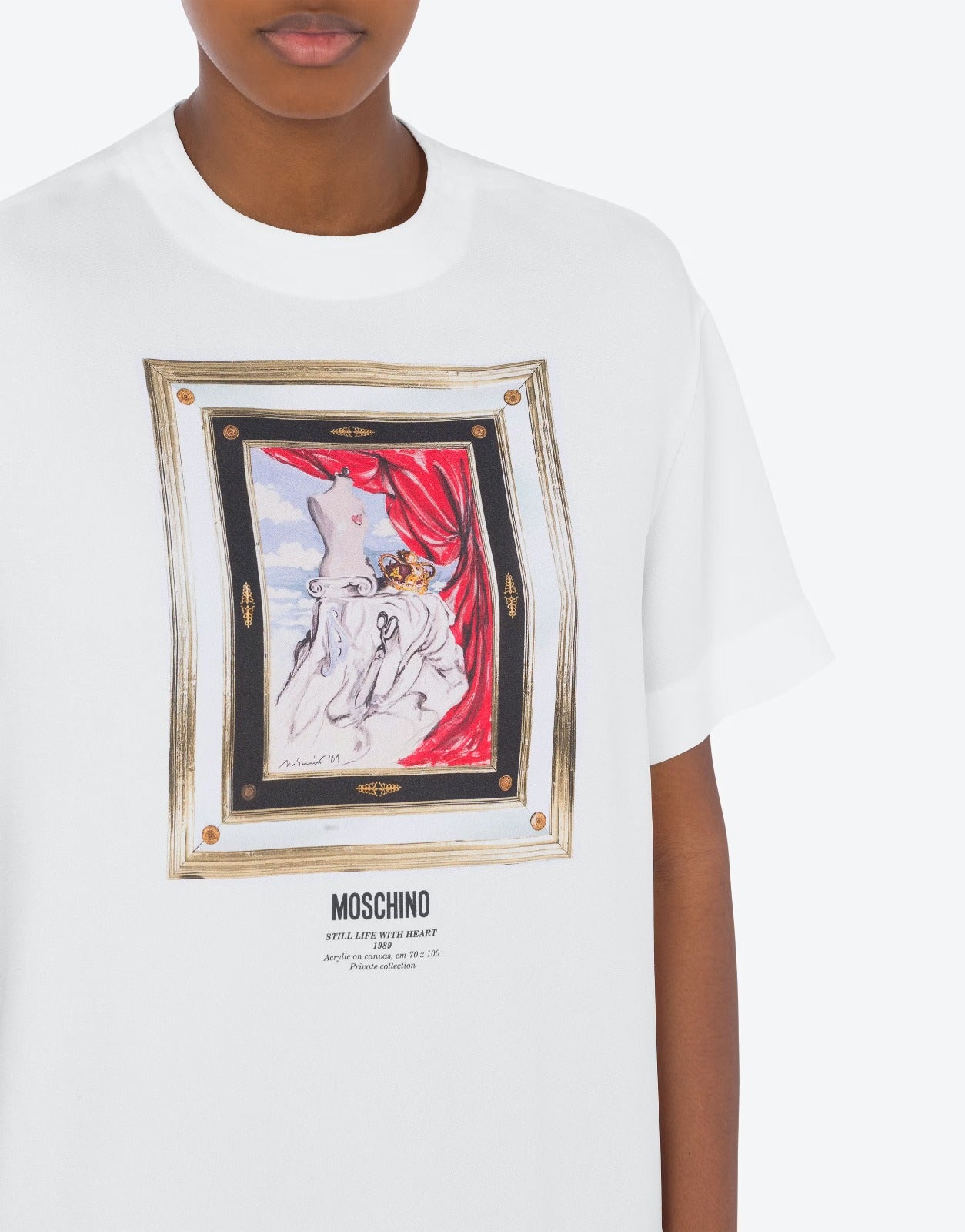 חולצת סאטן מקולקציית MOSCHINO COUTURE עם הדפס וסגירת רוכסן בגבהרכב: 70% אצטט, 30% ויסקוזההדוגמנית בגובה 1.78 ולובשת מידה 42 איטלקית