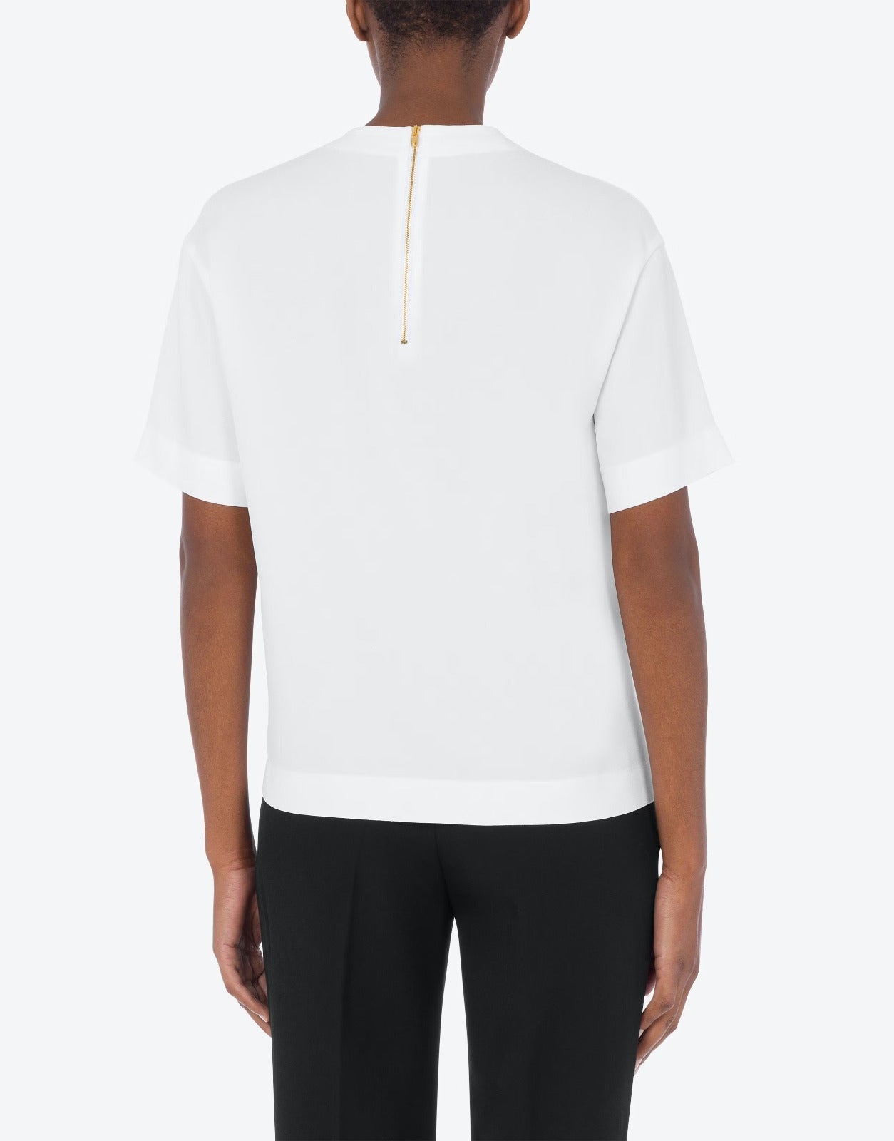 חולצת סאטן מקולקציית MOSCHINO COUTURE עם הדפס וסגירת רוכסן בגבהרכב: 70% אצטט, 30% ויסקוזההדוגמנית בגובה 1.78 ולובשת מידה 42 איטלקית