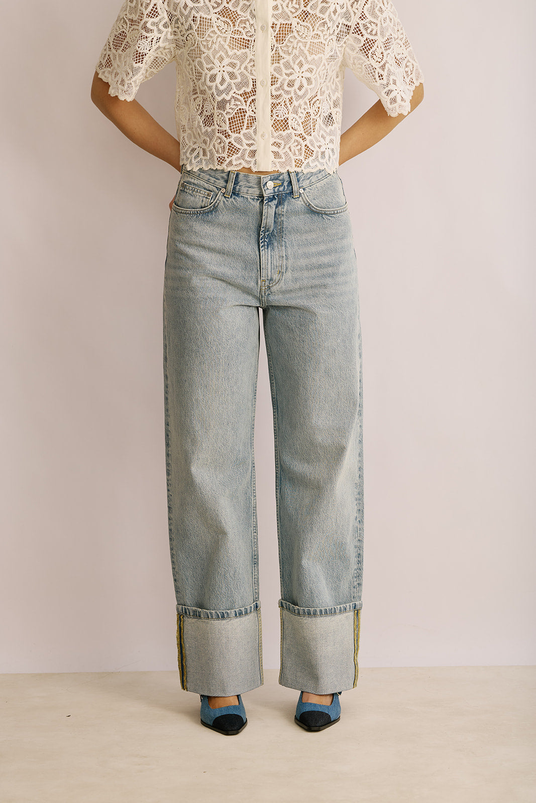 מכנסי ג'ינס רחבים בגזרה גבוהה עם מכפלת כפולההרכב: 100% כותנההדוגמנית בגובה 1.80 ולובשת מידה 28 של מוסקינו