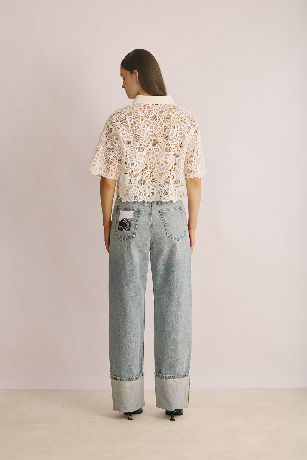 מכנסי ג'ינס רחבים בגזרה גבוהה עם מכפלת כפולההרכב: 100% כותנההדוגמנית בגובה 1.80 ולובשת מידה 28 של מוסקינו