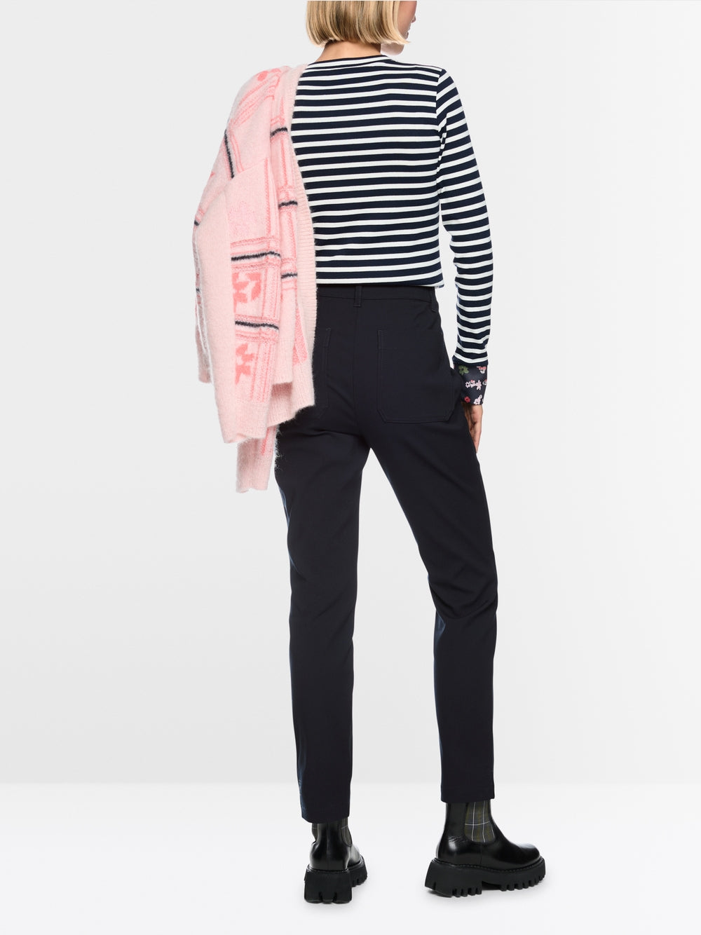 מכנסי SILEA בגזרה צרה (Slim fit), עם גובה מותן סטנדרטי וגזרה צמודה. כיסי גב מודבקים מעניקים לסגנון נגיעה עכשווית, בעוד כיס דמה משלים את העיצוב. חריץ צד במכפלה מוסיף הדגשה עדינה. המכנסיים כוללים כפתור, רוכסן ולולאות לחגורה, והם עשויים מתערובת חומרים הכוללת כותנה אורגנית, כך שהם נוחים ללבוש.עיצוב בגזרה צרה, כיס דמה, וגובה מותן סטנדרטי.הרכב: 50% כותנה (אורגנית), 47% פוליאסטר, 3% אלסטןהדוגמנית בגובה 1.79 ולובשת מידה 3 של מארק קיין