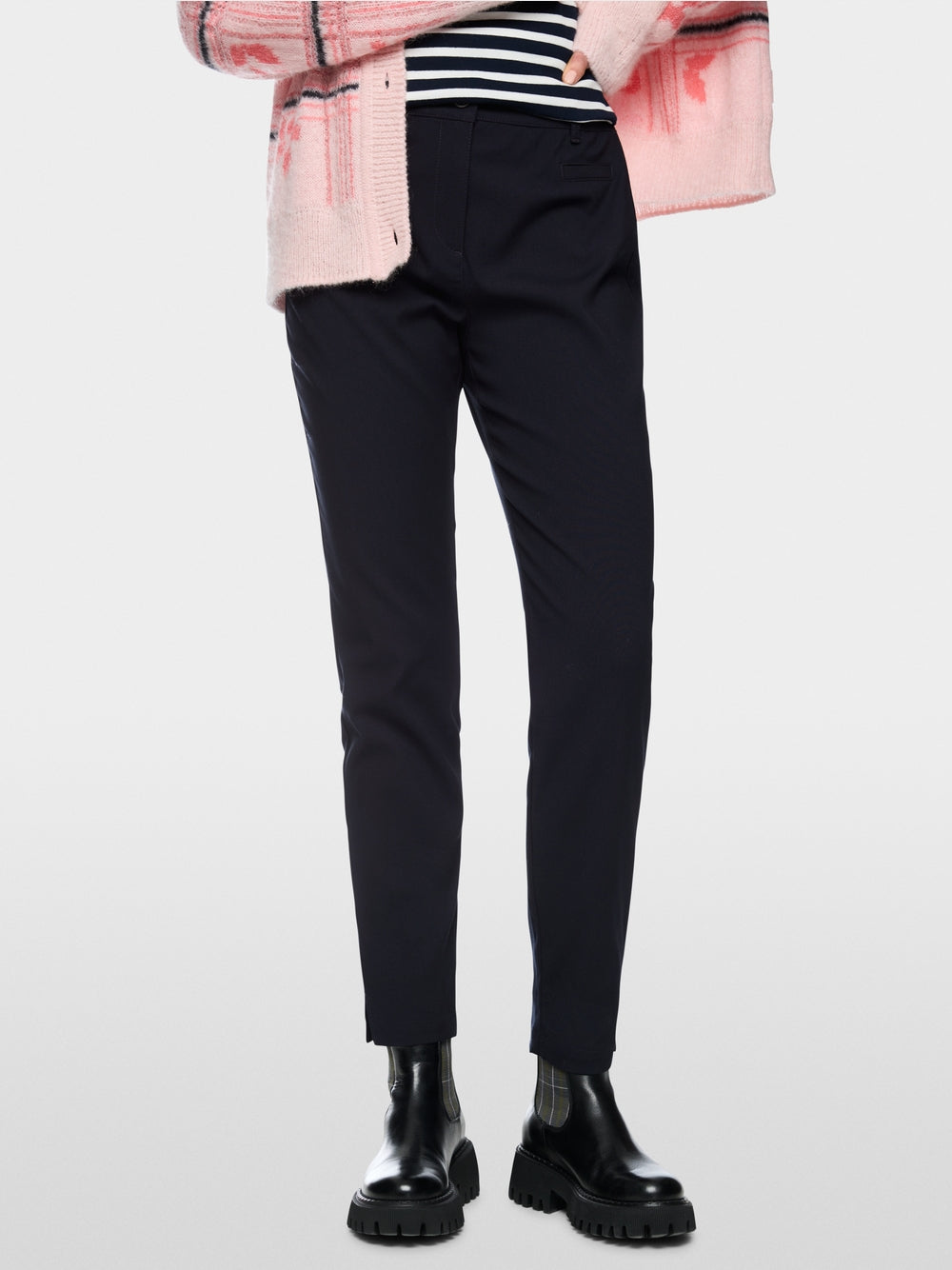 מכנסי SILEA בגזרה צרה (Slim fit), עם גובה מותן סטנדרטי וגזרה צמודה. כיסי גב מודבקים מעניקים לסגנון נגיעה עכשווית, בעוד כיס דמה משלים את העיצוב. חריץ צד במכפלה מוסיף הדגשה עדינה. המכנסיים כוללים כפתור, רוכסן ולולאות לחגורה, והם עשויים מתערובת חומרים הכוללת כותנה אורגנית, כך שהם נוחים ללבוש.עיצוב בגזרה צרה, כיס דמה, וגובה מותן סטנדרטי.הרכב: 50% כותנה (אורגנית), 47% פוליאסטר, 3% אלסטןהדוגמנית בגובה 1.79 ולובשת מידה 3 של מארק קיין
