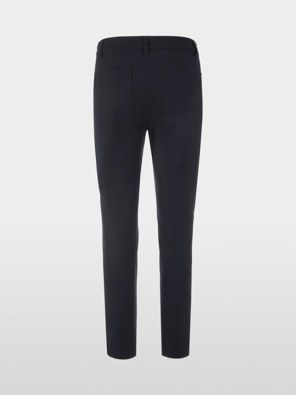 מכנסי SILEA בגזרה צרה (Slim fit), עם גובה מותן סטנדרטי וגזרה צמודה. כיסי גב מודבקים מעניקים לסגנון נגיעה עכשווית, בעוד כיס דמה משלים את העיצוב. חריץ צד במכפלה מוסיף הדגשה עדינה. המכנסיים כוללים כפתור, רוכסן ולולאות לחגורה, והם עשויים מתערובת חומרים הכוללת כותנה אורגנית, כך שהם נוחים ללבוש.עיצוב בגזרה צרה, כיס דמה, וגובה מותן סטנדרטי.הרכב: 50% כותנה (אורגנית), 47% פוליאסטר, 3% אלסטןהדוגמנית בגובה 1.79 ולובשת מידה 3 של מארק קיין