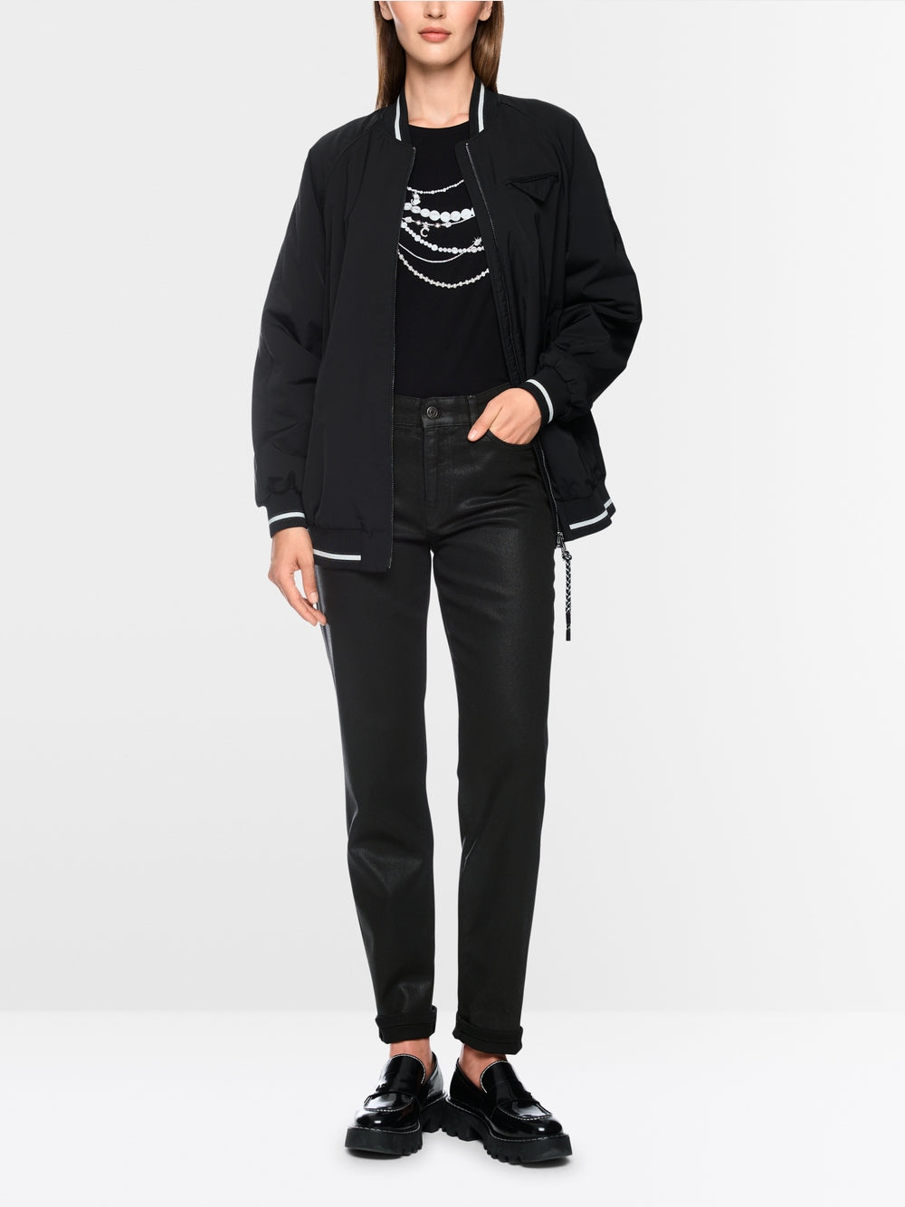 מכנסיים בגזרה צרה (Slim fit) ובגזרה קצרה, עם חריץ קטן במכפלה המוסיף נגיעה עכשווית. פרטי חמישה כיסים קלאסיים, סגירת כפתור ורוכסן ולולאות לחגורה מדגישים את האופי על-זמני שלהם. הם עשויים כותנה סטרצ'ית, נוחים ללבוש ומציעים חופש תנועה מיטבי, ומושלמים למראה יומיומי ולמראה משרדי רב-גוני.עיצוב בגזרה צמודה, חמישה כיסים, ועיצוב על-זמני.הרכב: 98% כותנה, 2% אלסטןהדוגמנית בגובה 1.79 ולובשת מידה 3 של מארק קיין