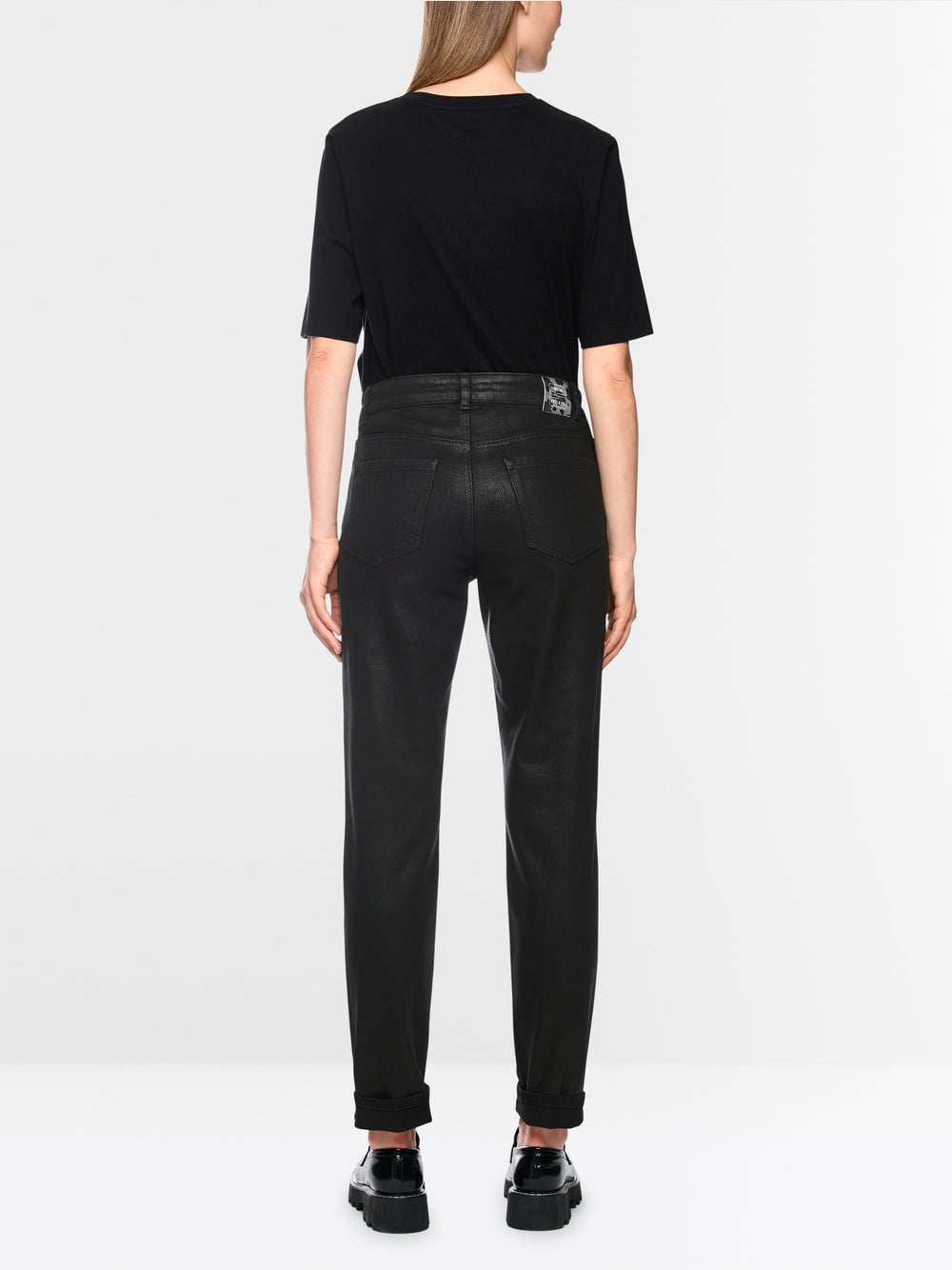 מכנסיים בגזרה צרה (Slim fit) ובגזרה קצרה, עם חריץ קטן במכפלה המוסיף נגיעה עכשווית. פרטי חמישה כיסים קלאסיים, סגירת כפתור ורוכסן ולולאות לחגורה מדגישים את האופי על-זמני שלהם. הם עשויים כותנה סטרצ'ית, נוחים ללבוש ומציעים חופש תנועה מיטבי, ומושלמים למראה יומיומי ולמראה משרדי רב-גוני.עיצוב בגזרה צמודה, חמישה כיסים, ועיצוב על-זמני.הרכב: 98% כותנה, 2% אלסטןהדוגמנית בגובה 1.79 ולובשת מידה 3 של מארק קיין