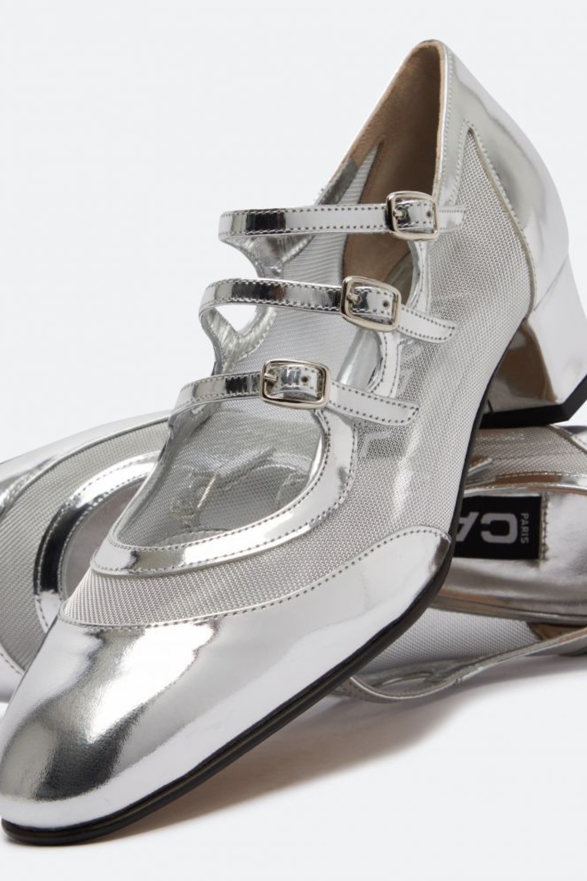 נעלי עקב כסופות מעור בשילוב רשת, עם שתי רצועותהרכב: עור עם סוליית גומיגובה העקב: 4 ס"מ