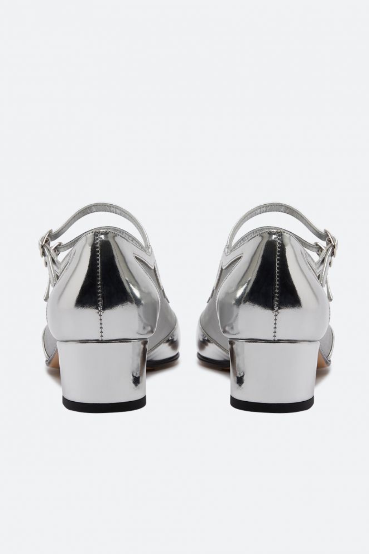 נעלי עקב כסופות מעור בשילוב רשת, עם שתי רצועותהרכב: עור עם סוליית גומיגובה העקב: 4 ס"מ