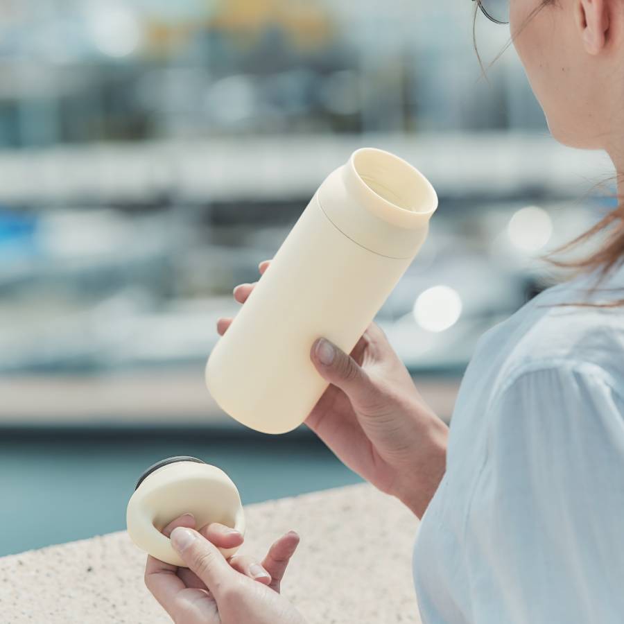 בקבוק טרמי עם ידית נשיאה דגם DAY OF TUMBLER של חברת KINTO הבקבוק מבודד ואקום ושומר על הטמפרטורה והטעם של המשקאות לאורך זמן, בעל ידית מעוגלת נוחה לאחיזה ומושלם לטיולים. מגיע במגוון צבעים עזים הנוצרו בהשראת אתר נופש רגוע על החוף.הרכב: מתכת אל-חלדהוראות שימוש: שומר על חום וקור לשעה; הוראות ניקוי: מתאים לניקוי במדיח כלים, אין להשתמש במיקרוגל