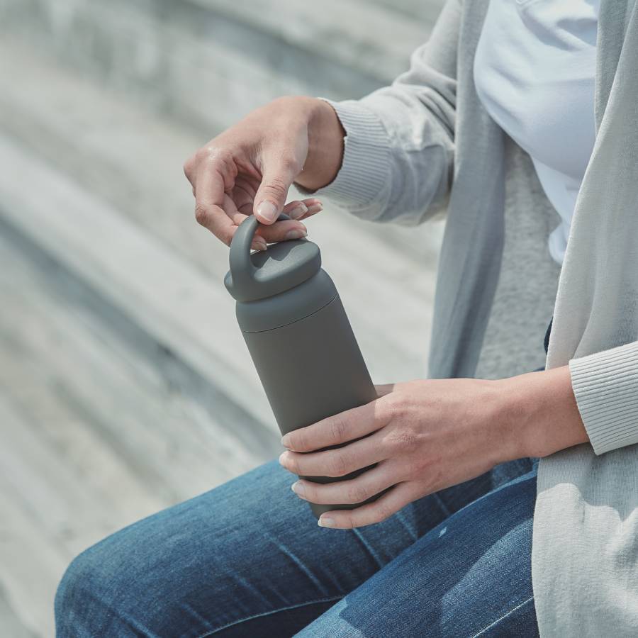 בקבוק טרמי עם ידית נשיאה דגם DAY OF TUMBLER של חברת KINTO הבקבוק מבודד ואקום ושומר על הטמפרטורה והטעם של המשקאות לאורך זמן, בעל ידית מעוגלת נוחה לאחיזה ומושלם לטיולים. מגיע במגוון צבעים עזים הנוצרו בהשראת אתר נופש רגוע על החוף.הרכב: מתכת אל-חלדהוראות שימוש: שומר על חום וקור לשעה; הוראות ניקוי: מתאים לניקוי במדיח כלים, אין להשתמש במיקרוגל