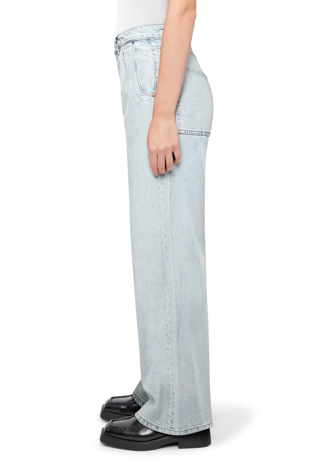 מכנסי ג'ינס בגזרת O עם עיטור רצועת ג'ינס בכיס הקידמיהרכב: 67% כותנה, 33% ליוסלהדוגמנית בגובה 1.78 ולובשת מידה 27 של דרייקורן