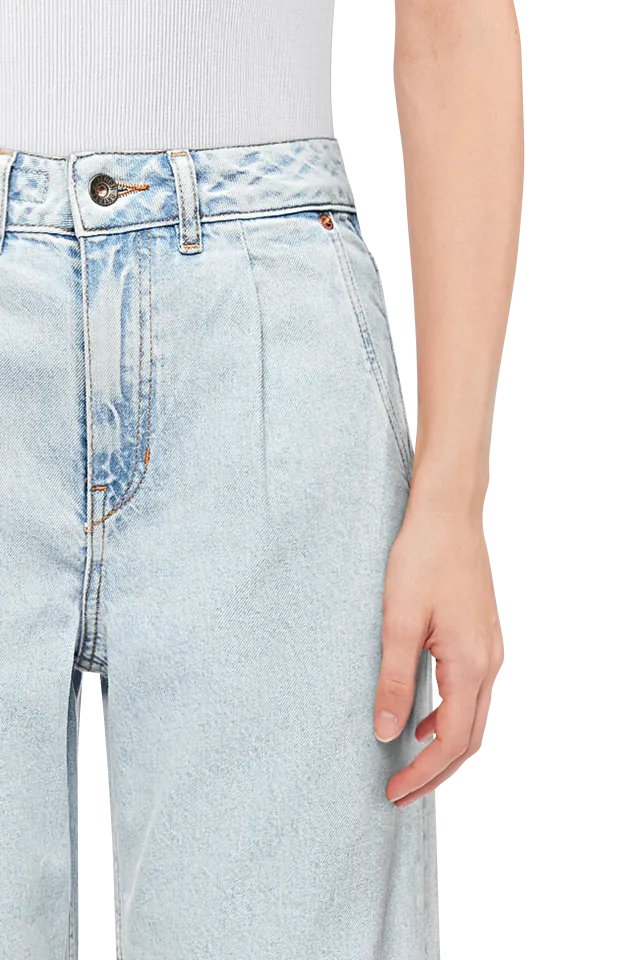 מכנסי ג'ינס בגזרת O עם עיטור רצועת ג'ינס בכיס הקידמיהרכב: 67% כותנה, 33% ליוסלהדוגמנית בגובה 1.78 ולובשת מידה 27 של דרייקורן