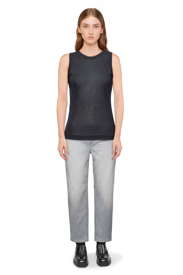 גופיית ג'רזי שקופה למחצההרכב: 68% ויסקוזה, 16% פוליאמיד, 16% פוליאסטר מתכתיהדוגמנית בגובה 1.78 ולובשת מידה 3 של דרייקורן