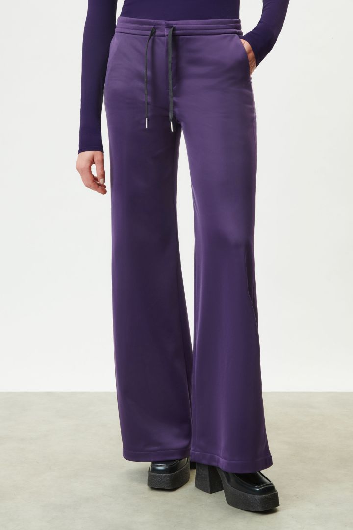 מכנסי לאונג' מתרחבים עם גומי במותןהרכב: 51% פוליאסטר, 49% טריאצטטהדוגמנית בגובה 1.77 ולובשת מידה 27 של דרייקורן