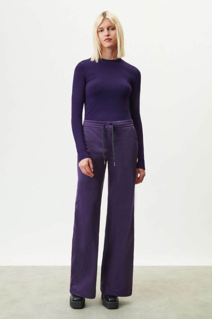 מכנסי לאונג' מתרחבים עם גומי במותןהרכב: 51% פוליאסטר, 49% טריאצטטהדוגמנית בגובה 1.77 ולובשת מידה 27 של דרייקורן