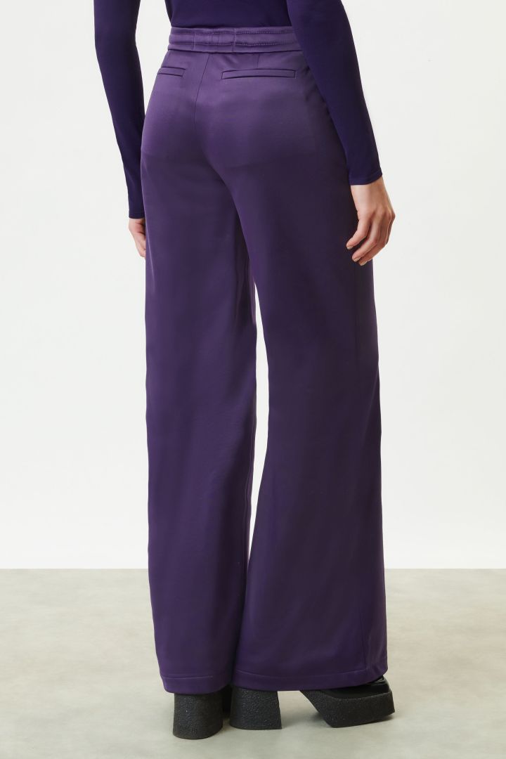 מכנסי לאונג' מתרחבים עם גומי במותןהרכב: 51% פוליאסטר, 49% טריאצטטהדוגמנית בגובה 1.77 ולובשת מידה 27 של דרייקורן