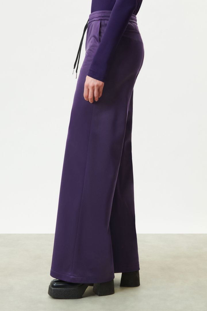 מכנסי לאונג' מתרחבים עם גומי במותןהרכב: 51% פוליאסטר, 49% טריאצטטהדוגמנית בגובה 1.77 ולובשת מידה 27 של דרייקורן