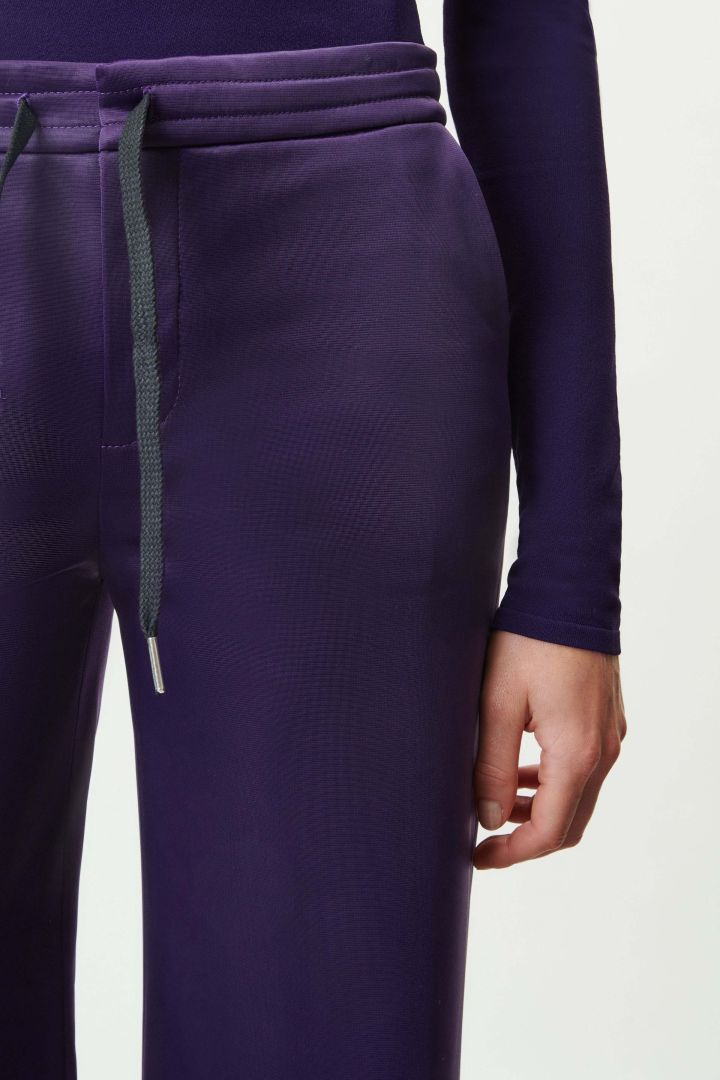 מכנסי לאונג' מתרחבים עם גומי במותןהרכב: 51% פוליאסטר, 49% טריאצטטהדוגמנית בגובה 1.77 ולובשת מידה 27 של דרייקורן