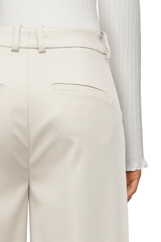 מכנסיים מחוייטים רחביםהרכב: 67% פוליאסטר, 31% ויסקוזה, 2% אלסטןהדוגמנית בגובה 1.78 ולובשת מידה 27 של דרייקורן