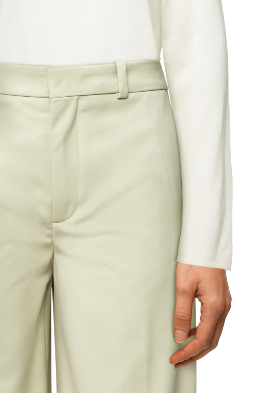 מכנסיים מחוייטים רחביםהרכב: 67% פוליאסטר, 31% ויסקוזה, 2% אלסטןהדוגמנית בגובה 1.78 ולובשת מידה 27 של דרייקורן