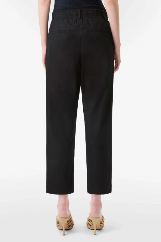 מכנסיים מחוייטים עם גומי במותןהרכב: 60% כותנה, 40% ויסקוזההדוגמנית בגובה 1.80 ולובשת מידה 28 של דרייקורן