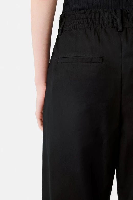 מכנסיים מחוייטים עם גומי במותןהרכב: 60% כותנה, 40% ויסקוזההדוגמנית בגובה 1.80 ולובשת מידה 28 של דרייקורן