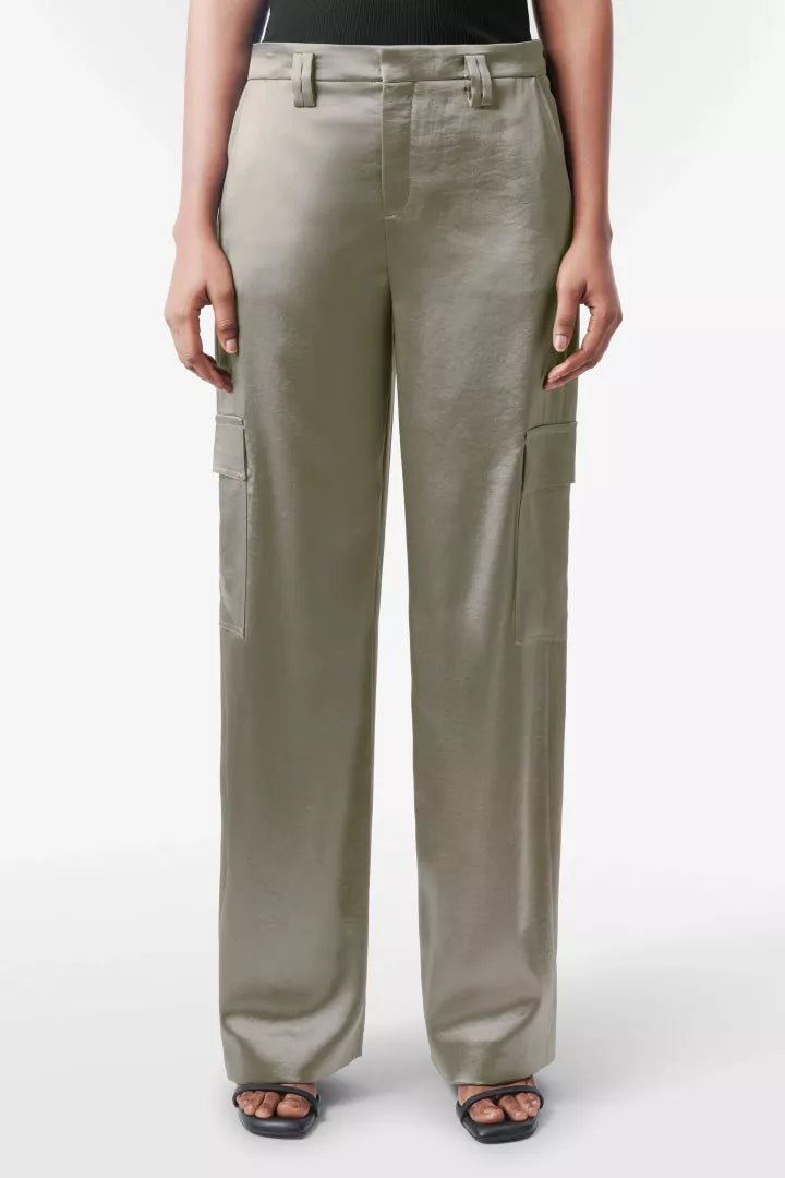 מכנסי סאטן רחבים בגזרת Oהרכב: 89% טריאצטט, 11% פוליאסטרהדוגמנית בגובה 1.76 ולובשת מידה 27 של דרייקורן