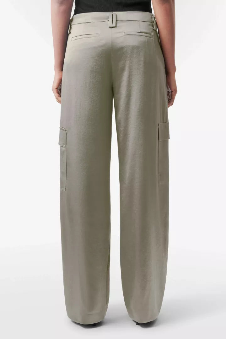 מכנסי סאטן רחבים בגזרת Oהרכב: 89% טריאצטט, 11% פוליאסטרהדוגמנית בגובה 1.76 ולובשת מידה 27 של דרייקורן